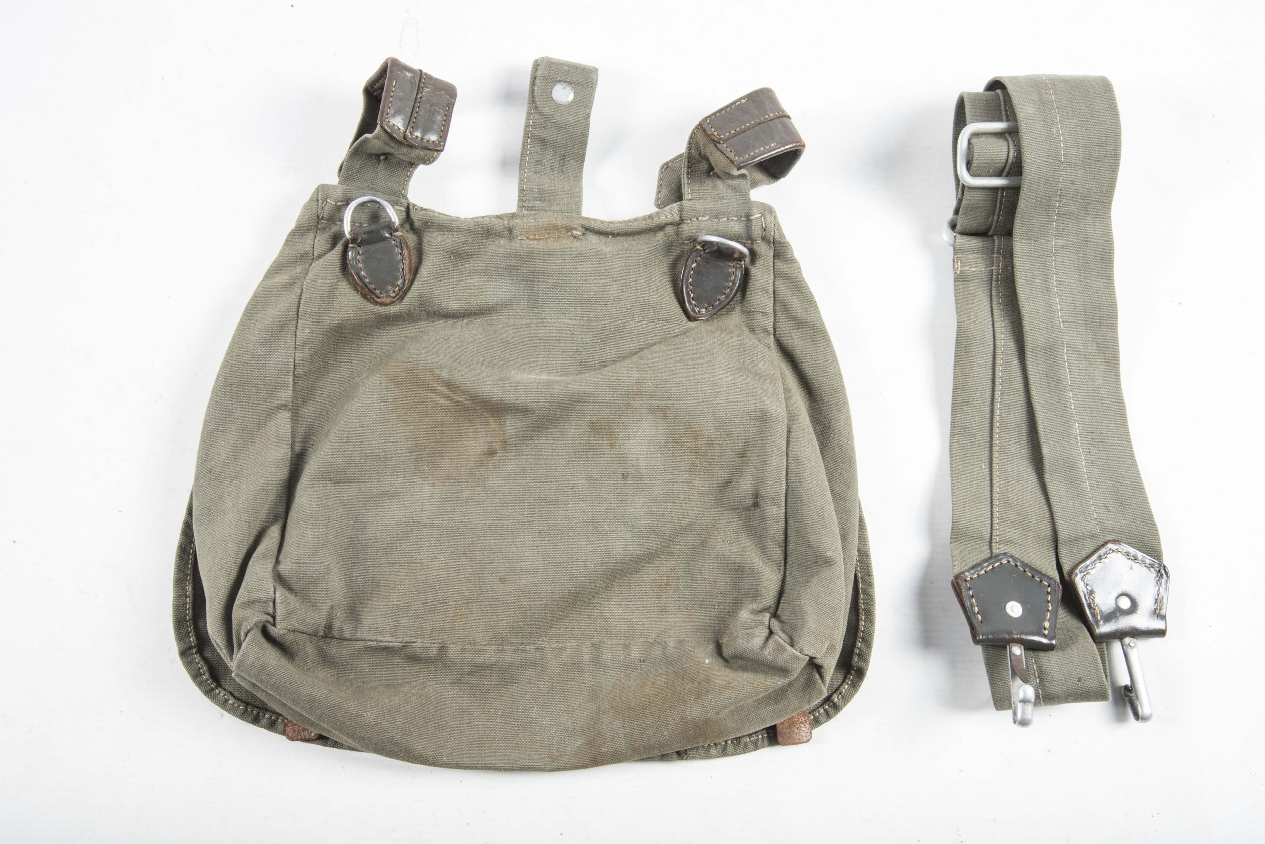 Pre war Kriegsmarine issue M31 breadbag marked Bekleidungs Amt Kiel, 1937 with matching strap — image 3