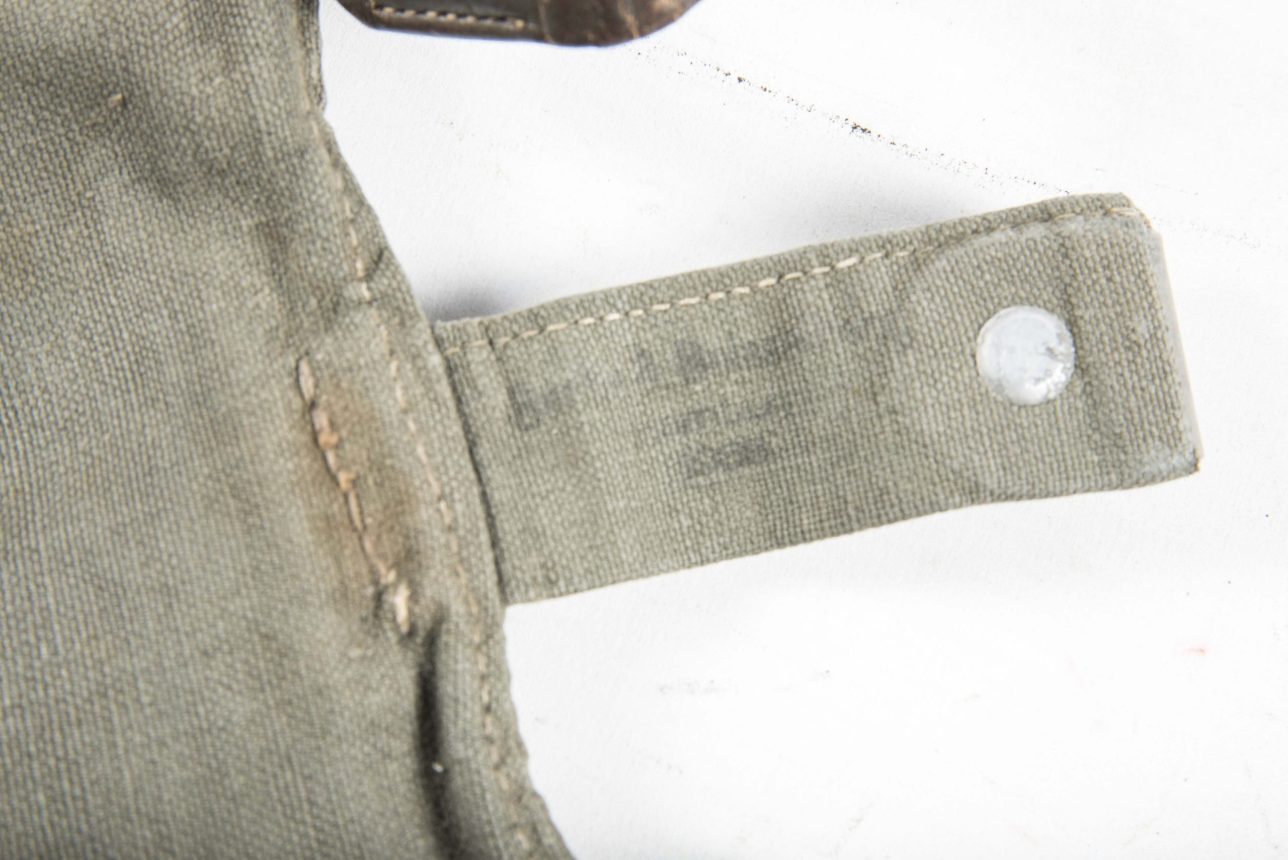 Pre war Kriegsmarine issue M31 breadbag marked Bekleidungs Amt Kiel, 1937 with matching strap — image 4