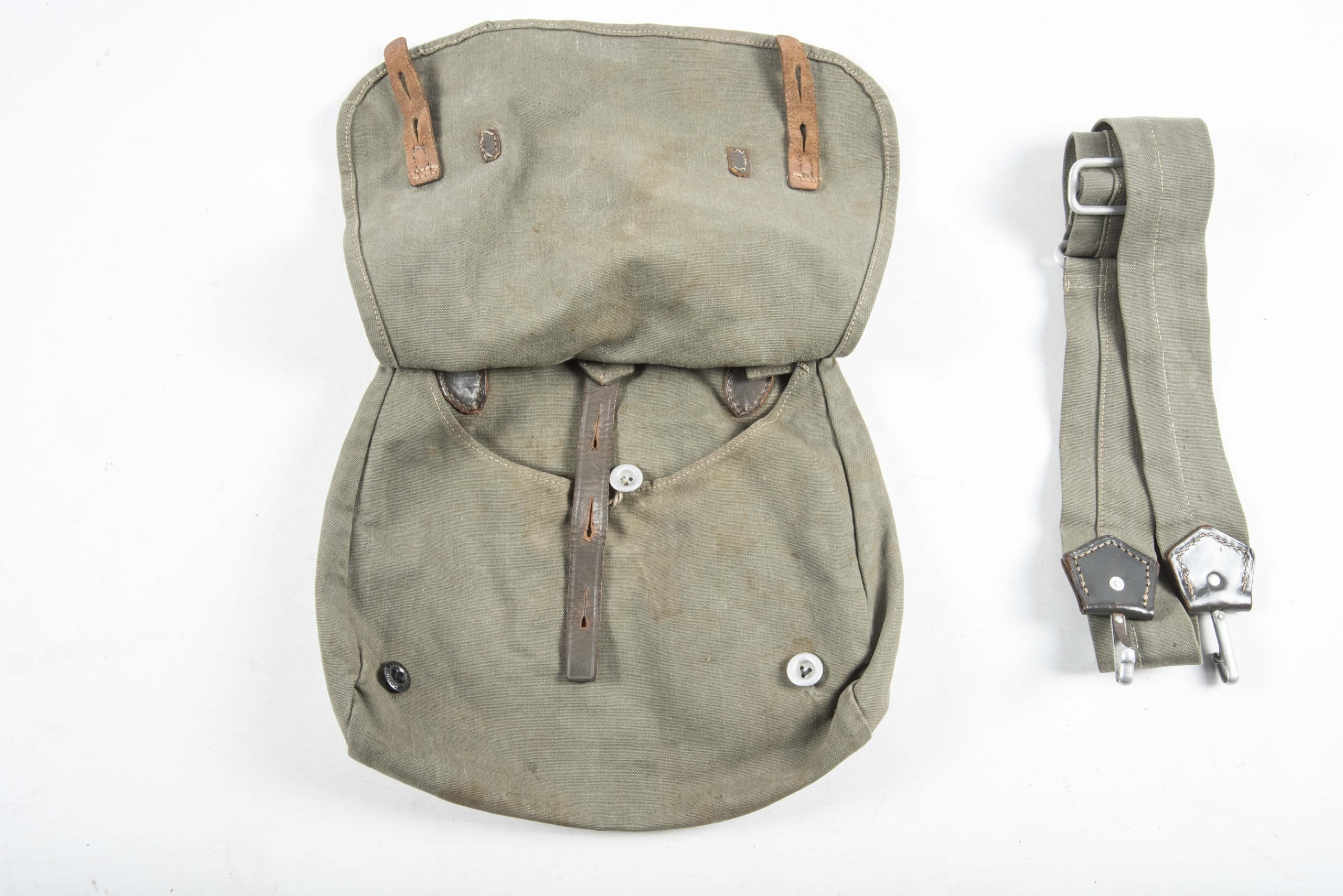Pre war Kriegsmarine issue M31 breadbag marked Bekleidungs Amt Kiel, 1937 with matching strap — image 5