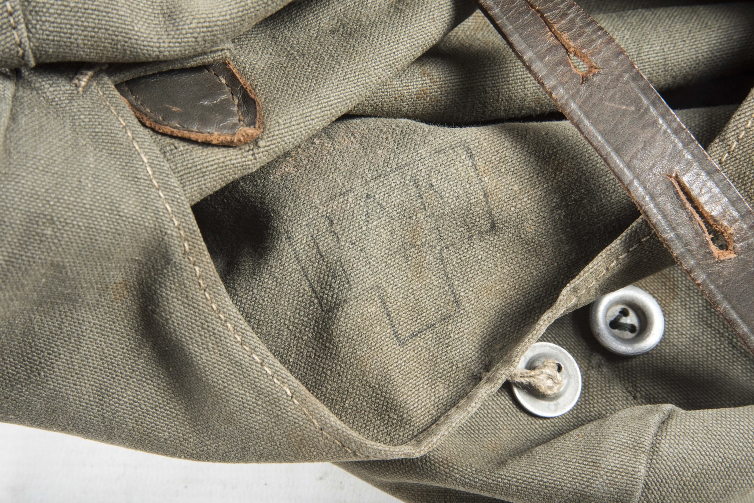 Pre war Kriegsmarine issue M31 breadbag marked Bekleidungs Amt Kiel, 1937 with matching strap — image 6