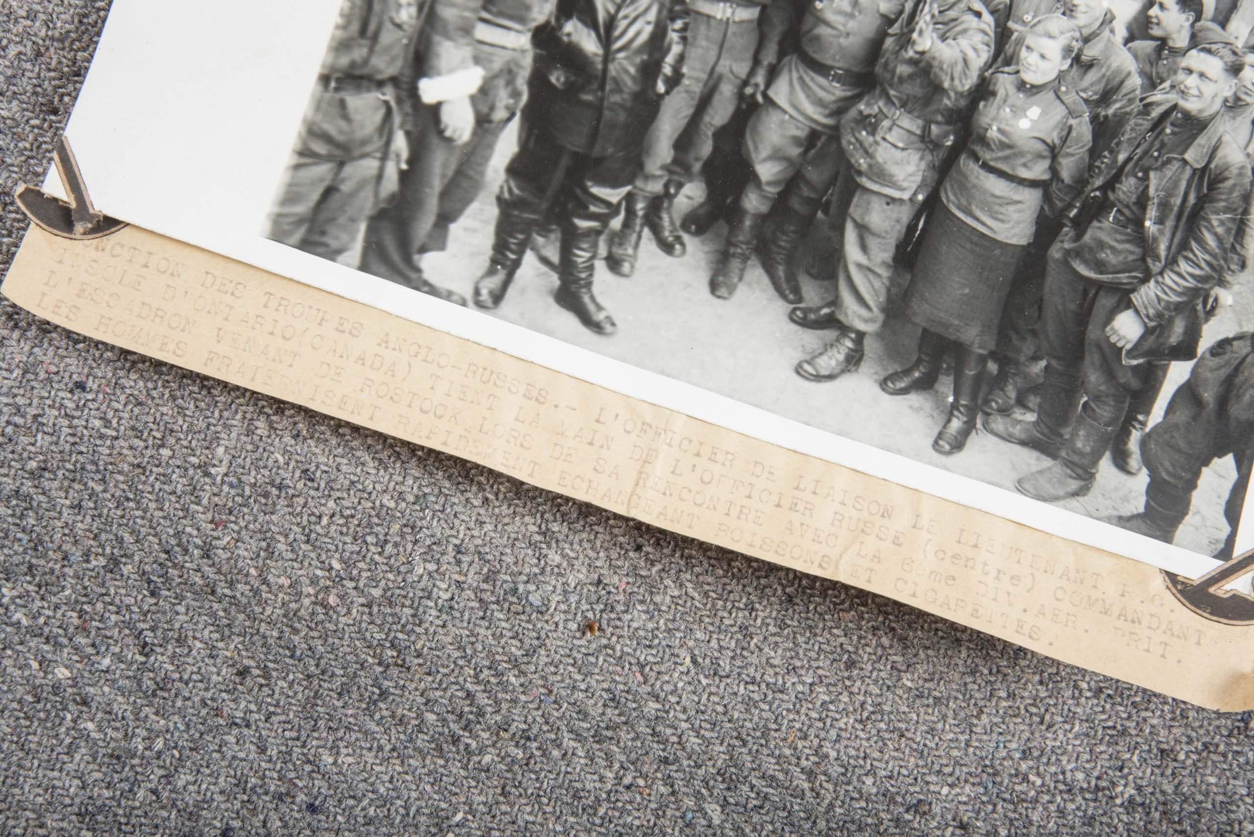 Press Photo; Canadian Paratroopers meet with Russian troops — image 2