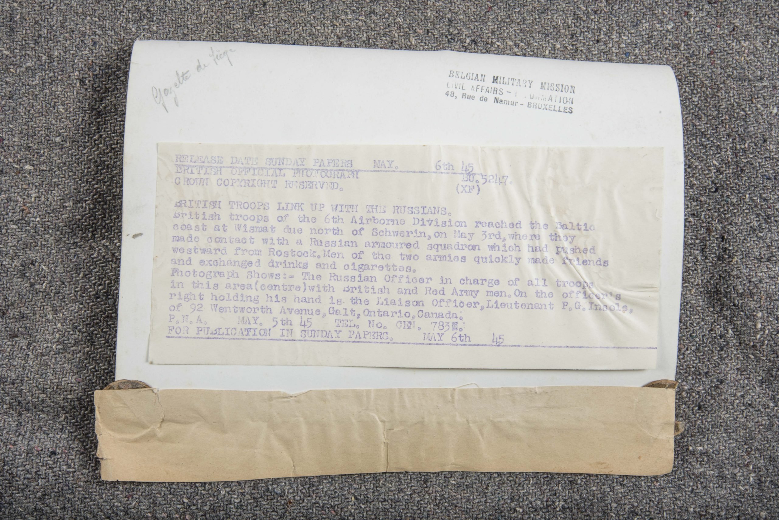 Press Photo; Canadian Paratroopers meet with Russian troops — image 3