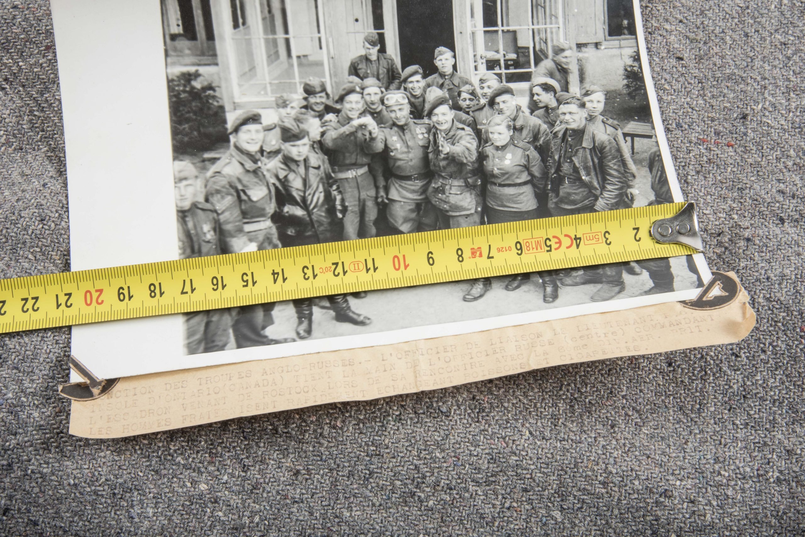 Press Photo; Canadian Paratroopers meet with Russian troops — image 4
