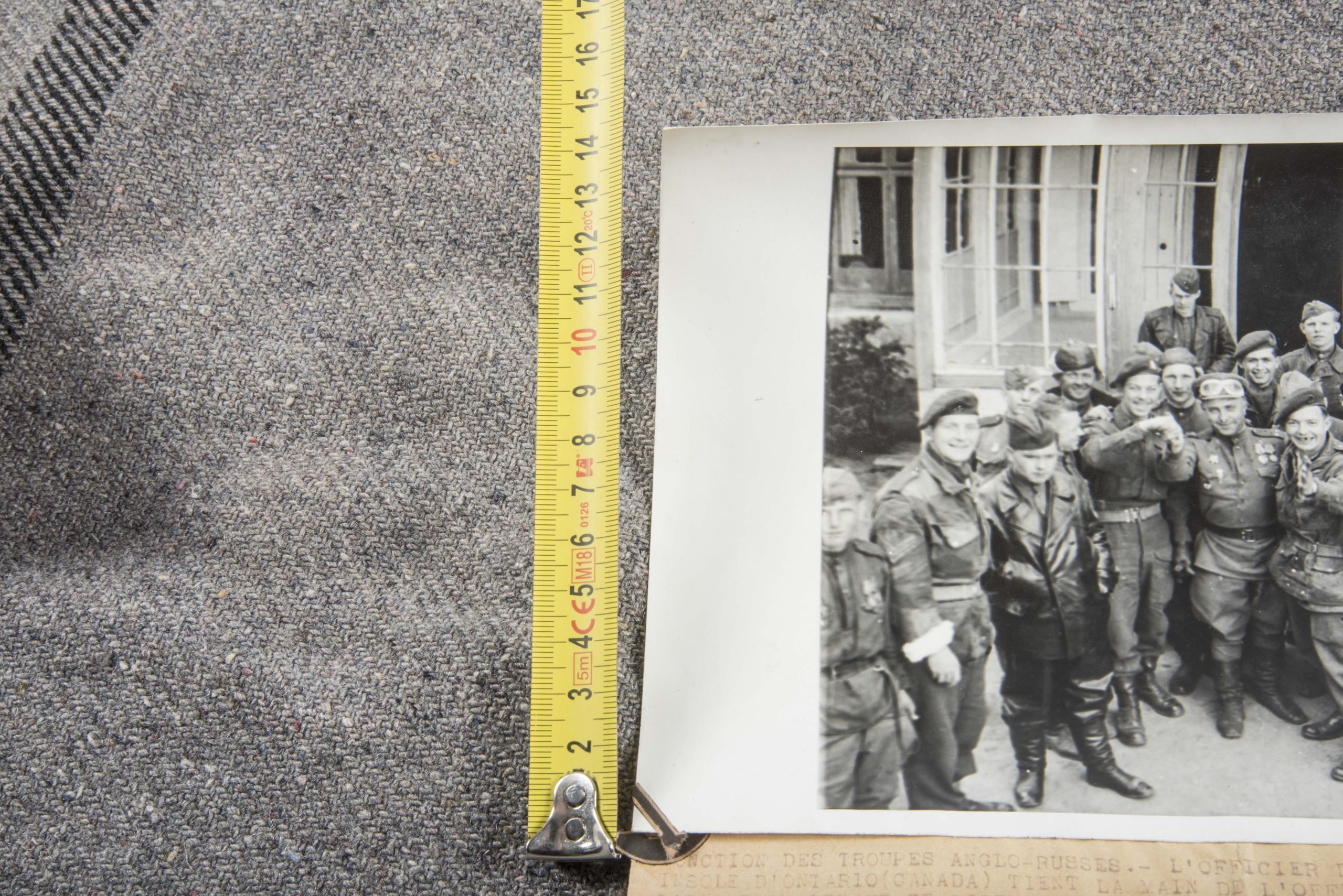 Press Photo; Canadian Paratroopers meet with Russian troops — image 5