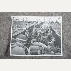 Press Photo; US Soldiers crossing river