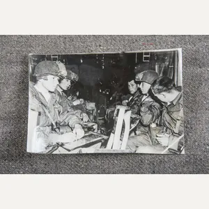 Press Photo; Airborne troops into Germany