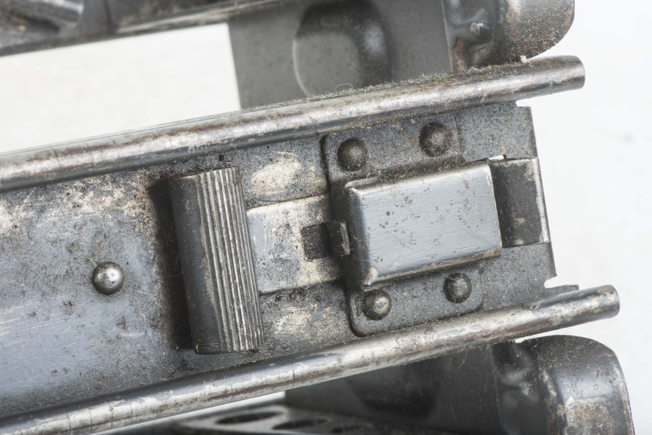 MG34 u. MG42 drum carrier marked 959 43 in factory two tone camouflage — image 10