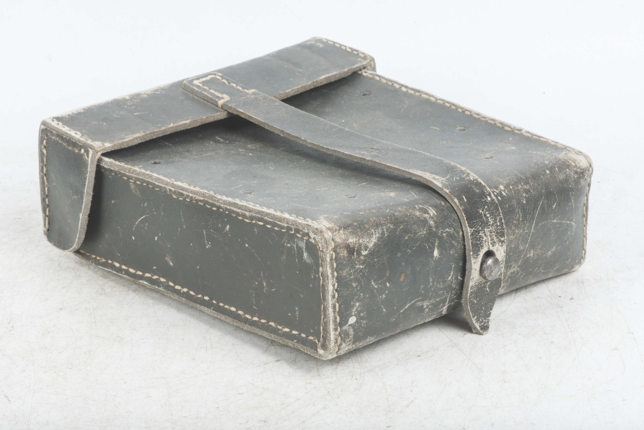 MG34 u. MG42 tool pouch in Italian leather marked bdt 45 — image 3