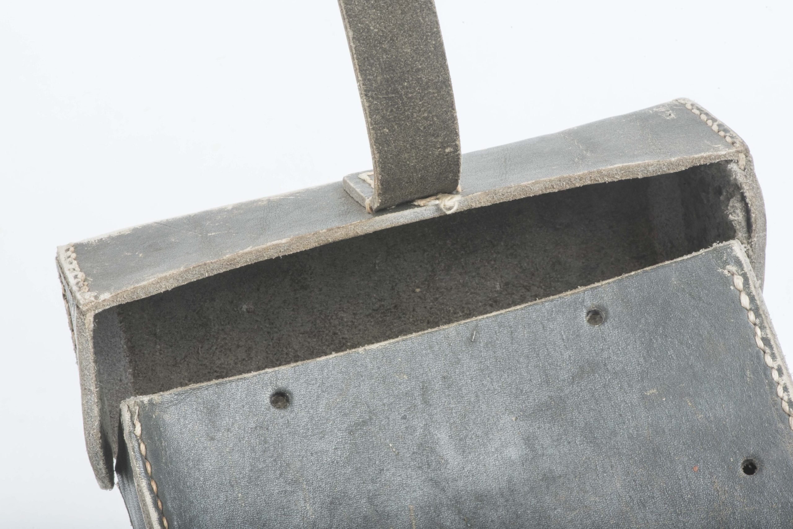 MG34 u. MG42 tool pouch in Italian leather marked bdt 45 — image 7