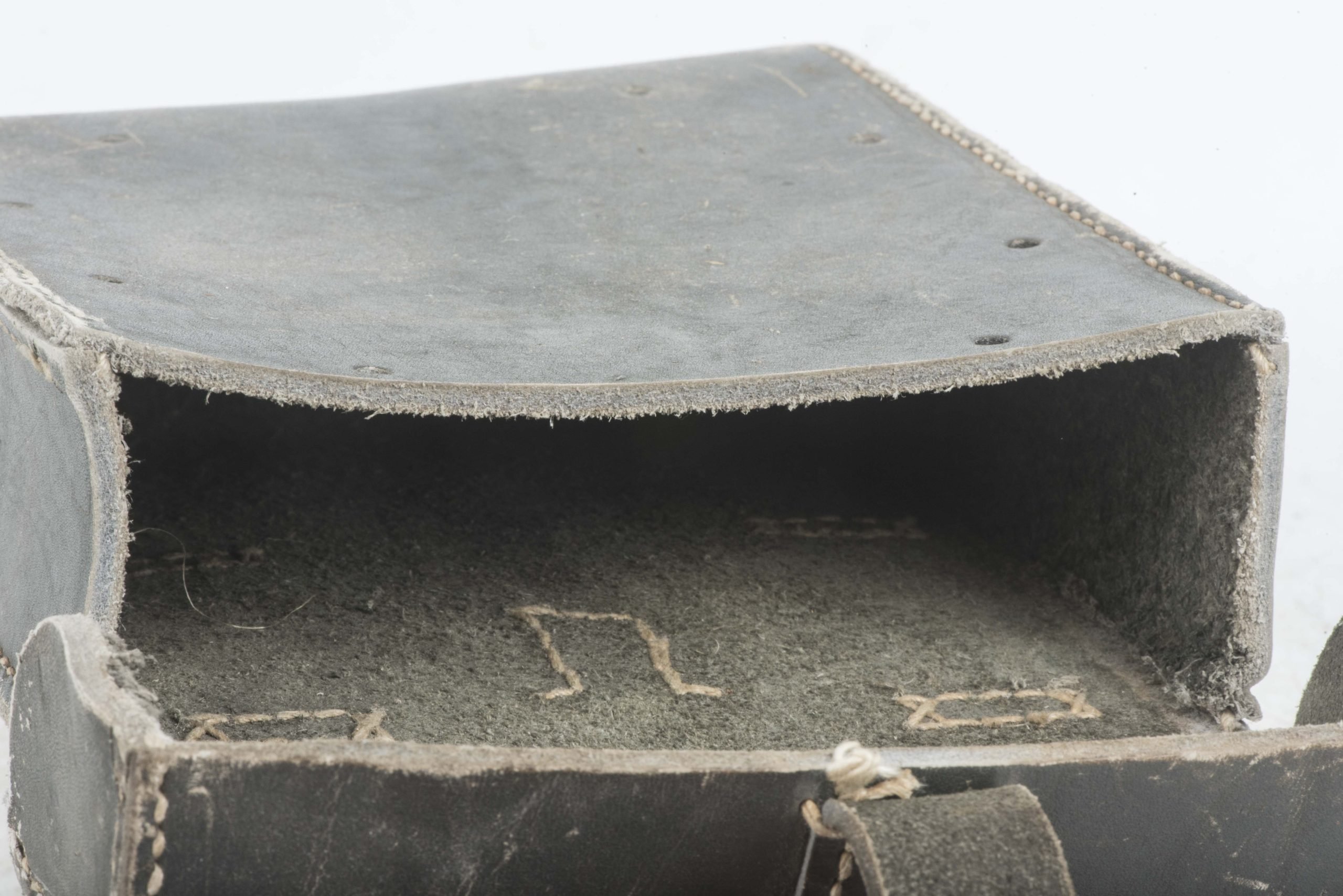 MG34 u. MG42 tool pouch in Italian leather marked bdt 45 — image 8
