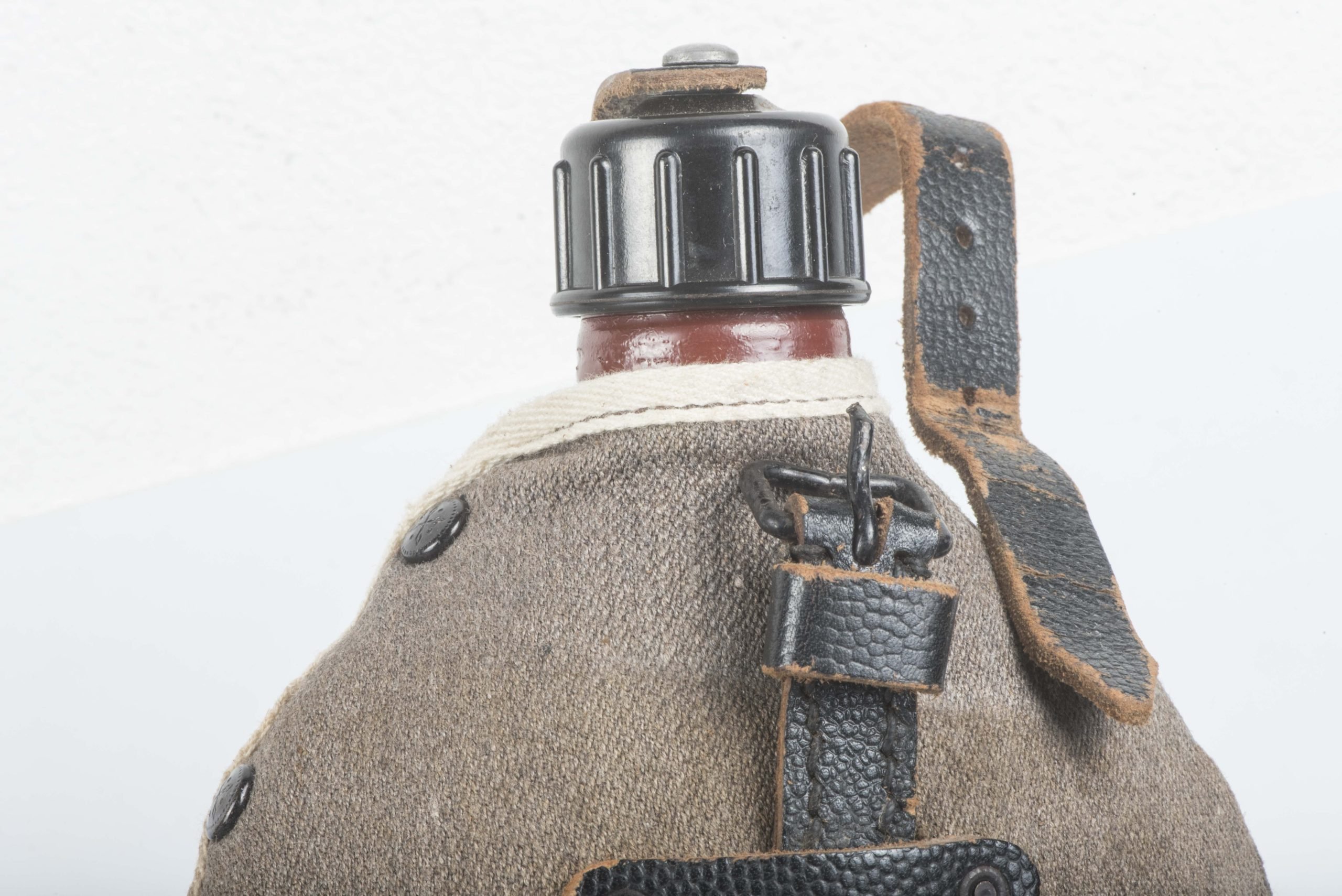 Rare M42 canteen marked RBNr. 0/0571/0118 with gabardine cover and riveted straps — image 11