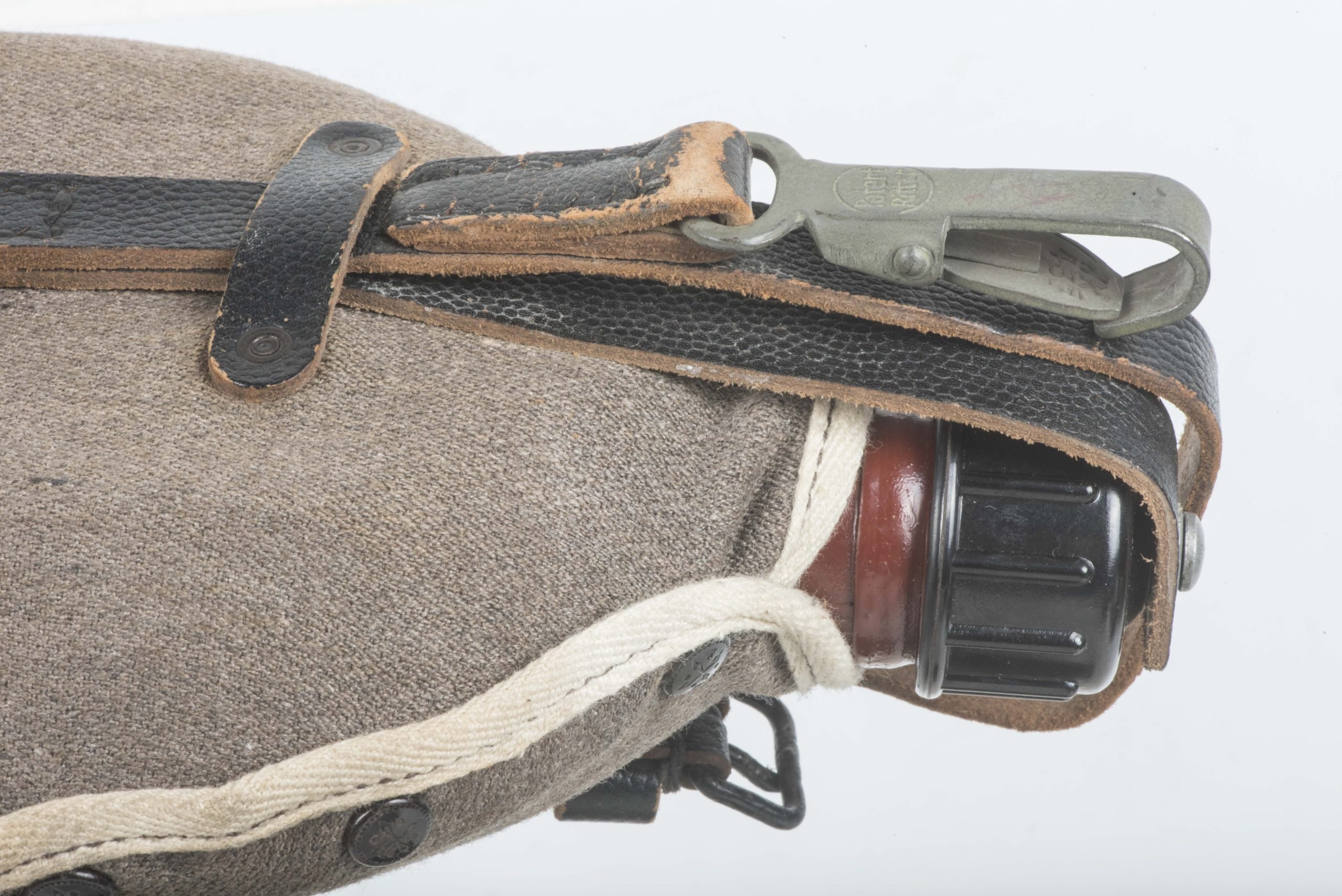 Rare M42 canteen marked RBNr. 0/0571/0118 with gabardine cover and riveted straps — image 12
