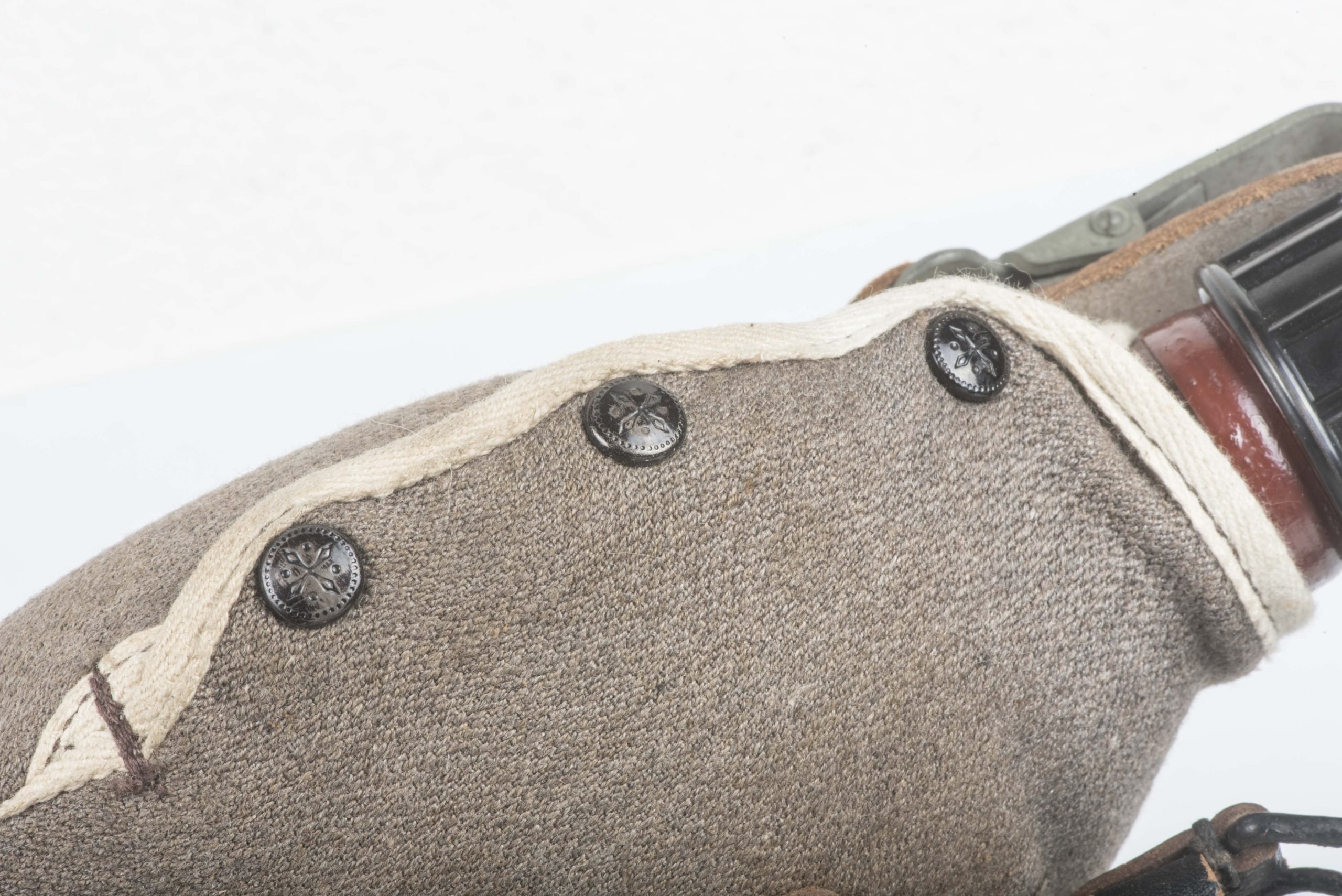 Rare M42 canteen marked RBNr. 0/0571/0118 with gabardine cover and riveted straps — image 13