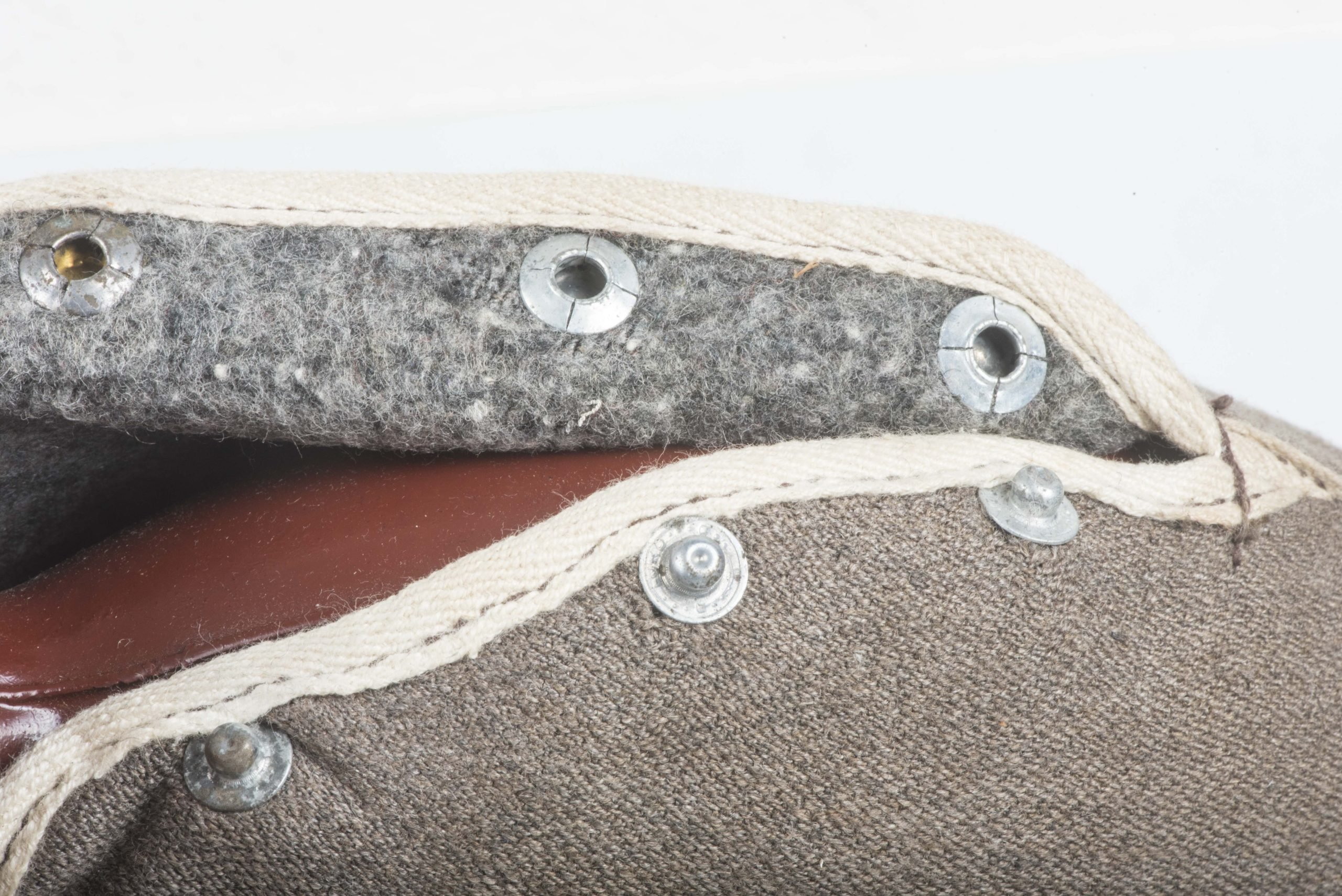 Rare M42 canteen marked RBNr. 0/0571/0118 with gabardine cover and riveted straps — image 14