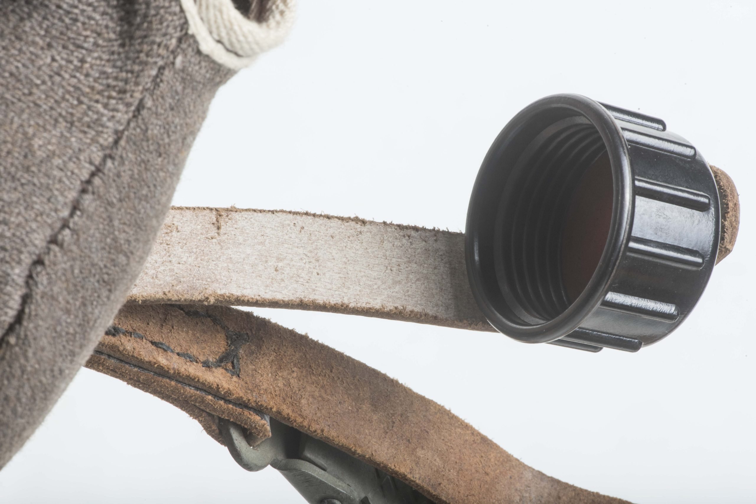 Rare M42 canteen marked RBNr. 0/0571/0118 with gabardine cover and riveted straps — image 18