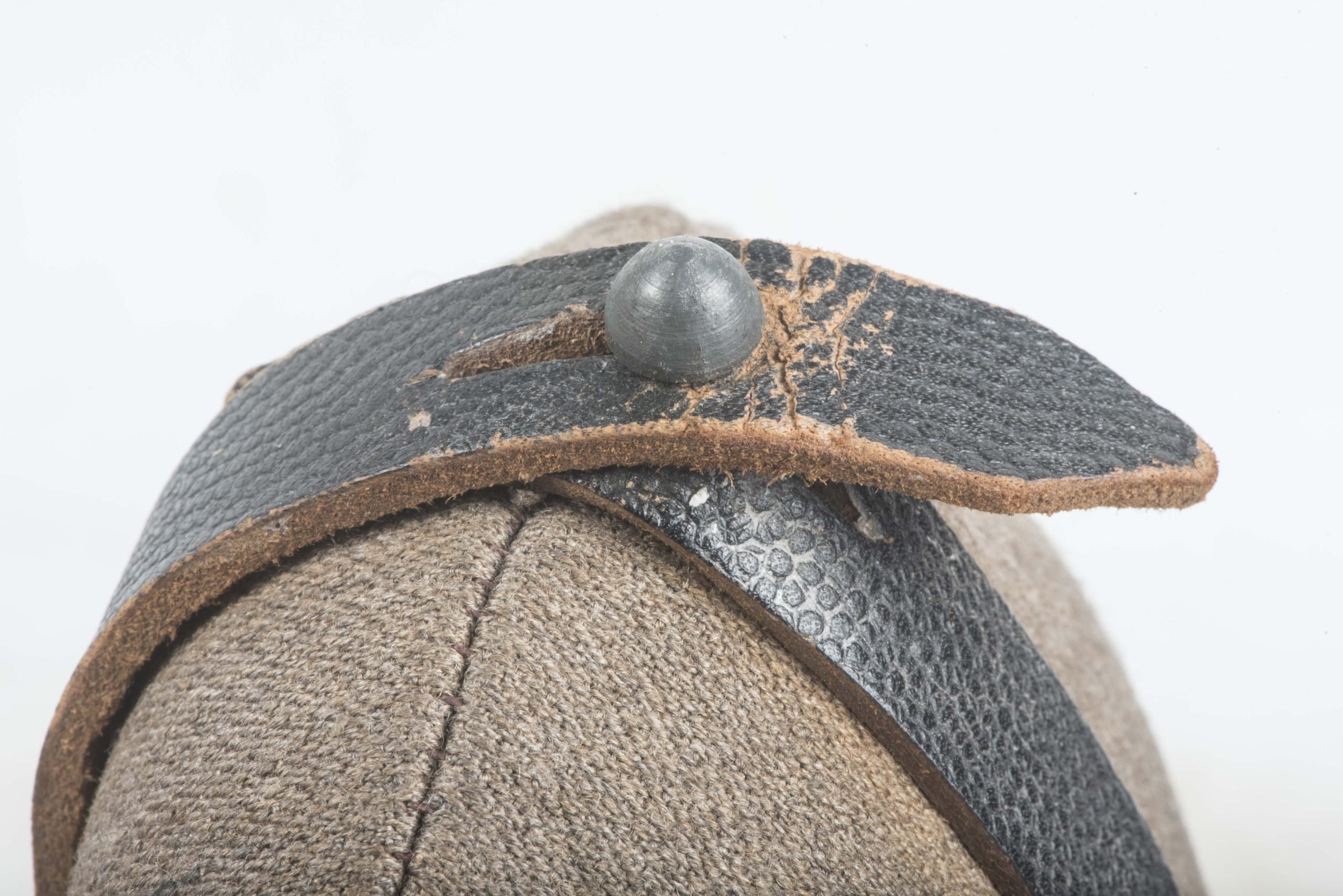 Rare M42 canteen marked RBNr. 0/0571/0118 with gabardine cover and riveted straps — image 3