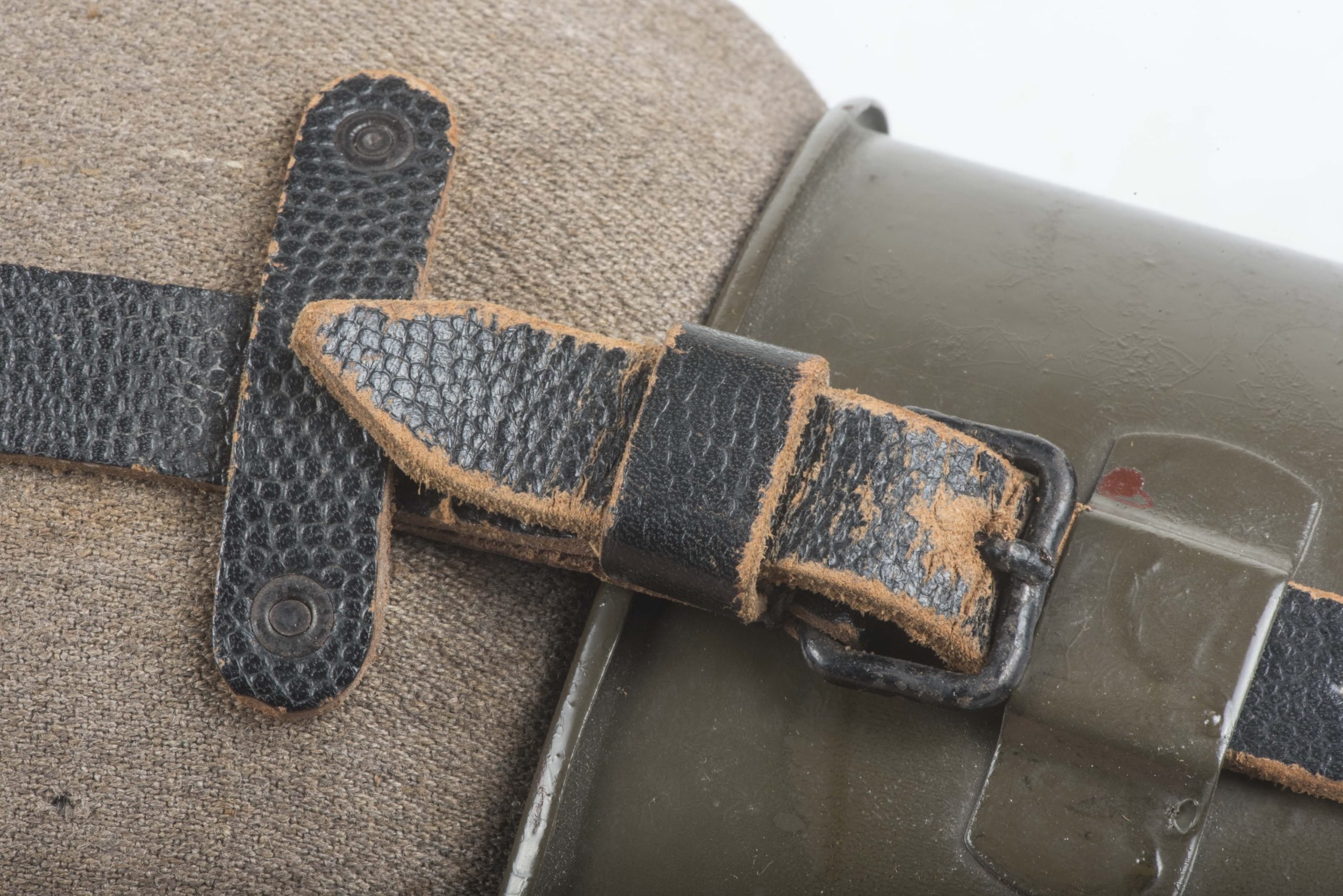 Rare M42 canteen marked RBNr. 0/0571/0118 with gabardine cover and riveted straps — image 4