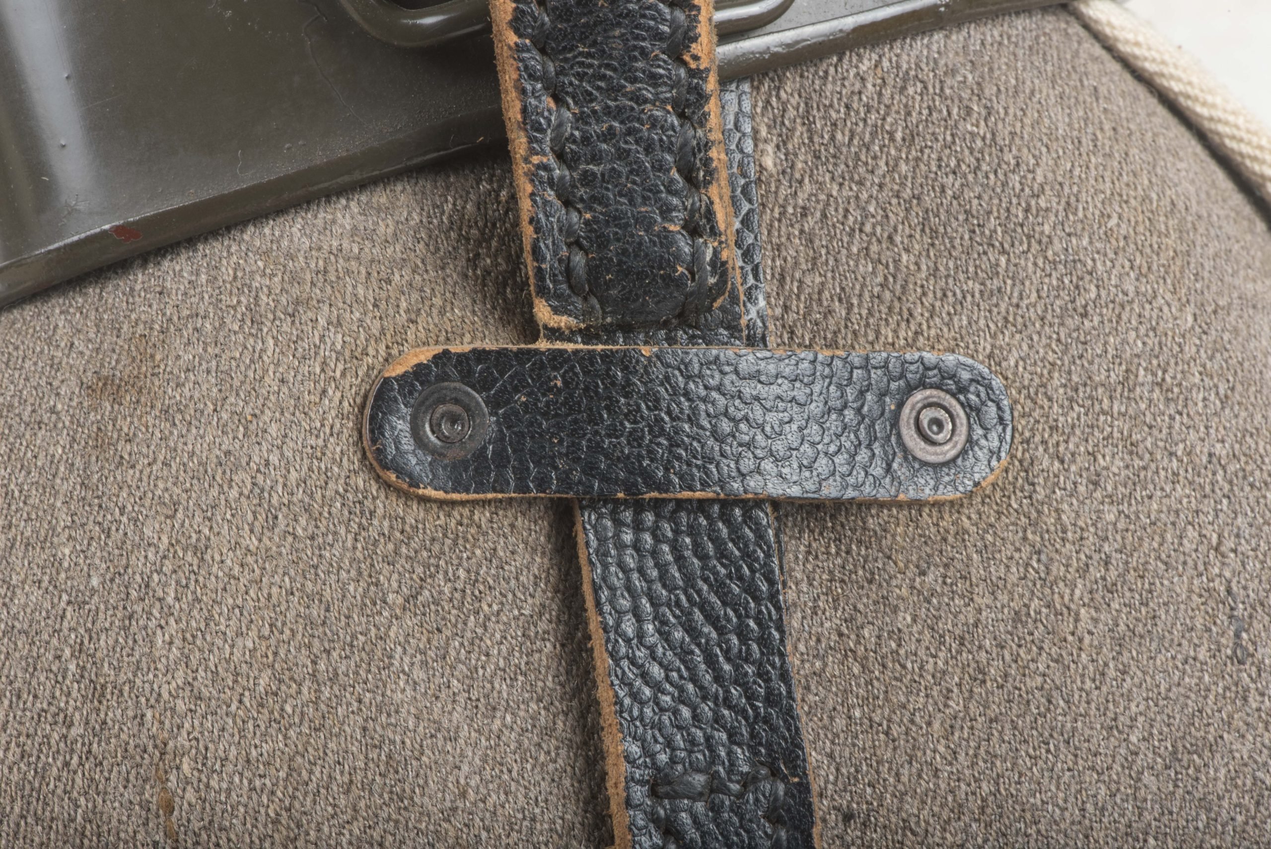Rare M42 canteen marked RBNr. 0/0571/0118 with gabardine cover and riveted straps — image 5