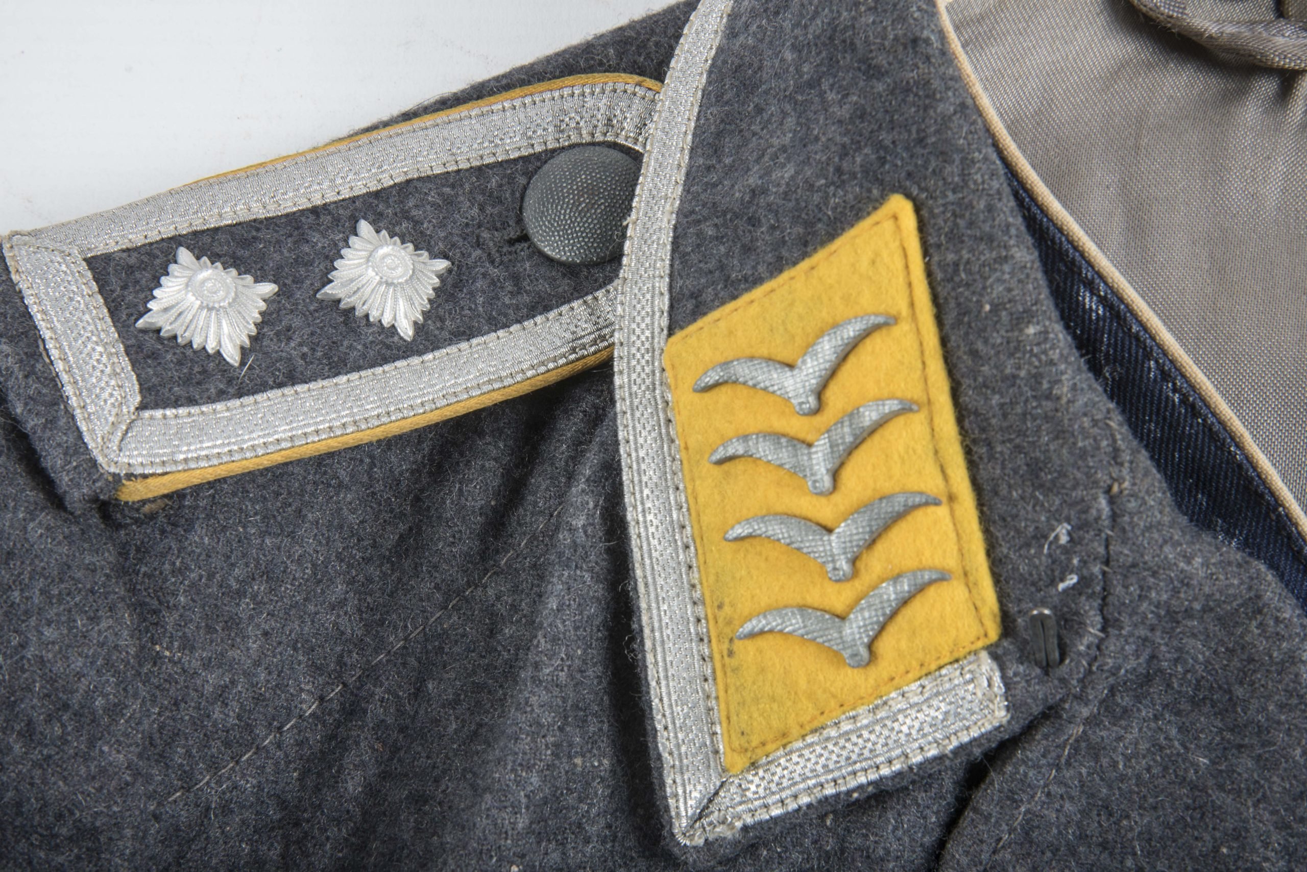 Luftwaffe Fliegerbluse for a Oberfeldwebel der Flieger or Fallschirmjäger — image 2