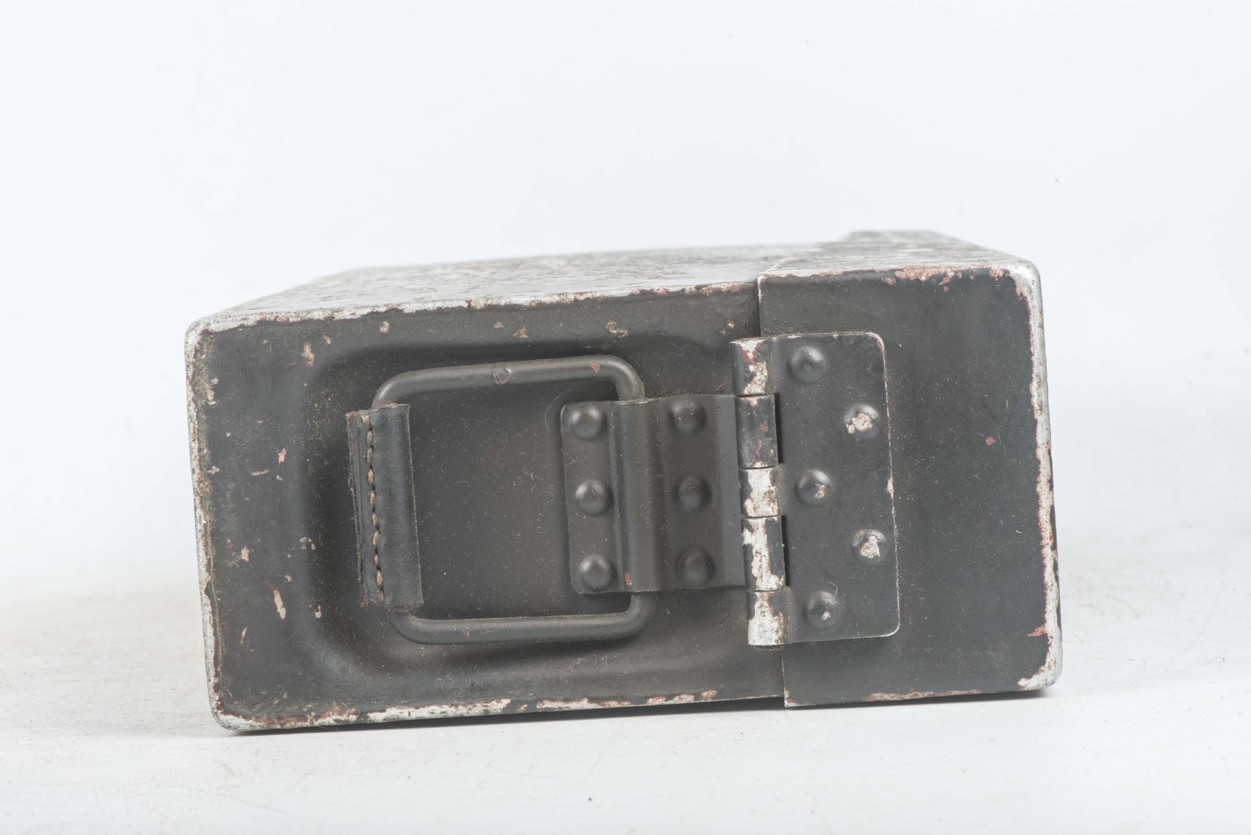 Aluminium MG34 u. MG42 ammunition case in factory two tone camouflage — image 10