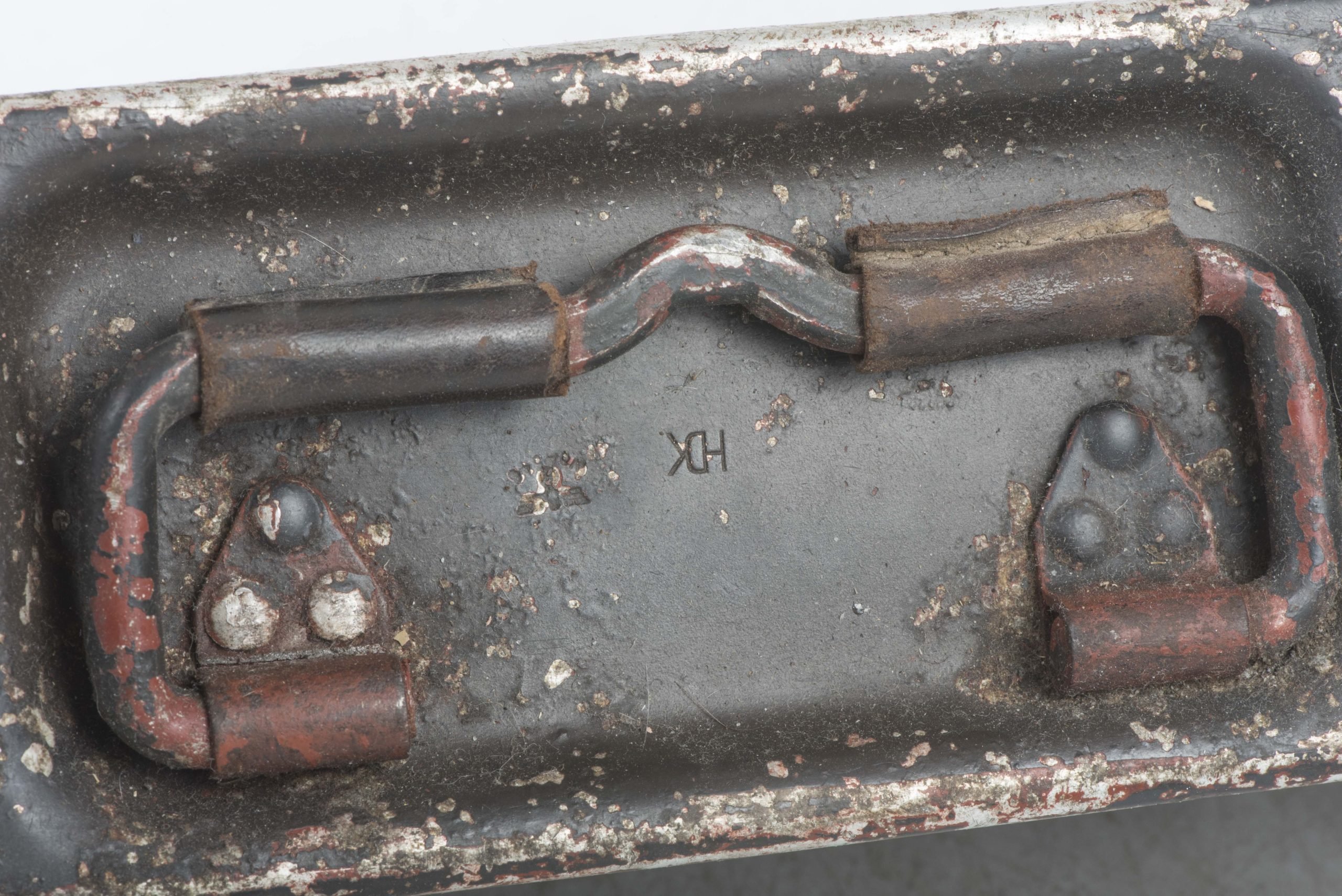 Aluminium MG34 u. MG42 ammunition case in factory two tone camouflage — image 11