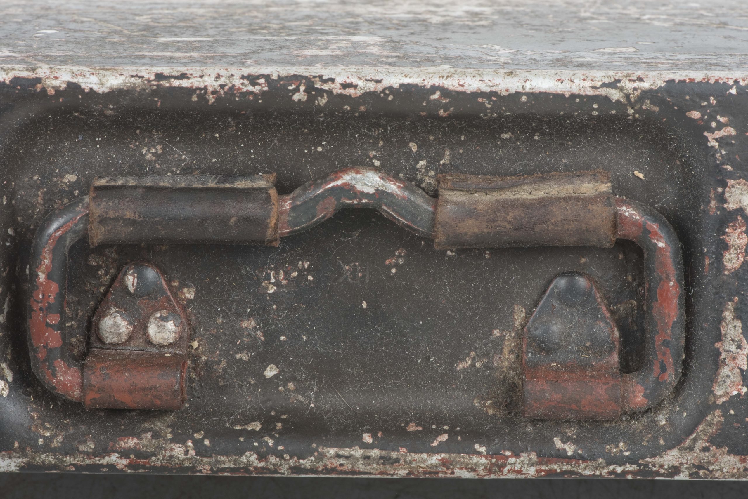 Aluminium MG34 u. MG42 ammunition case in factory two tone camouflage — image 12