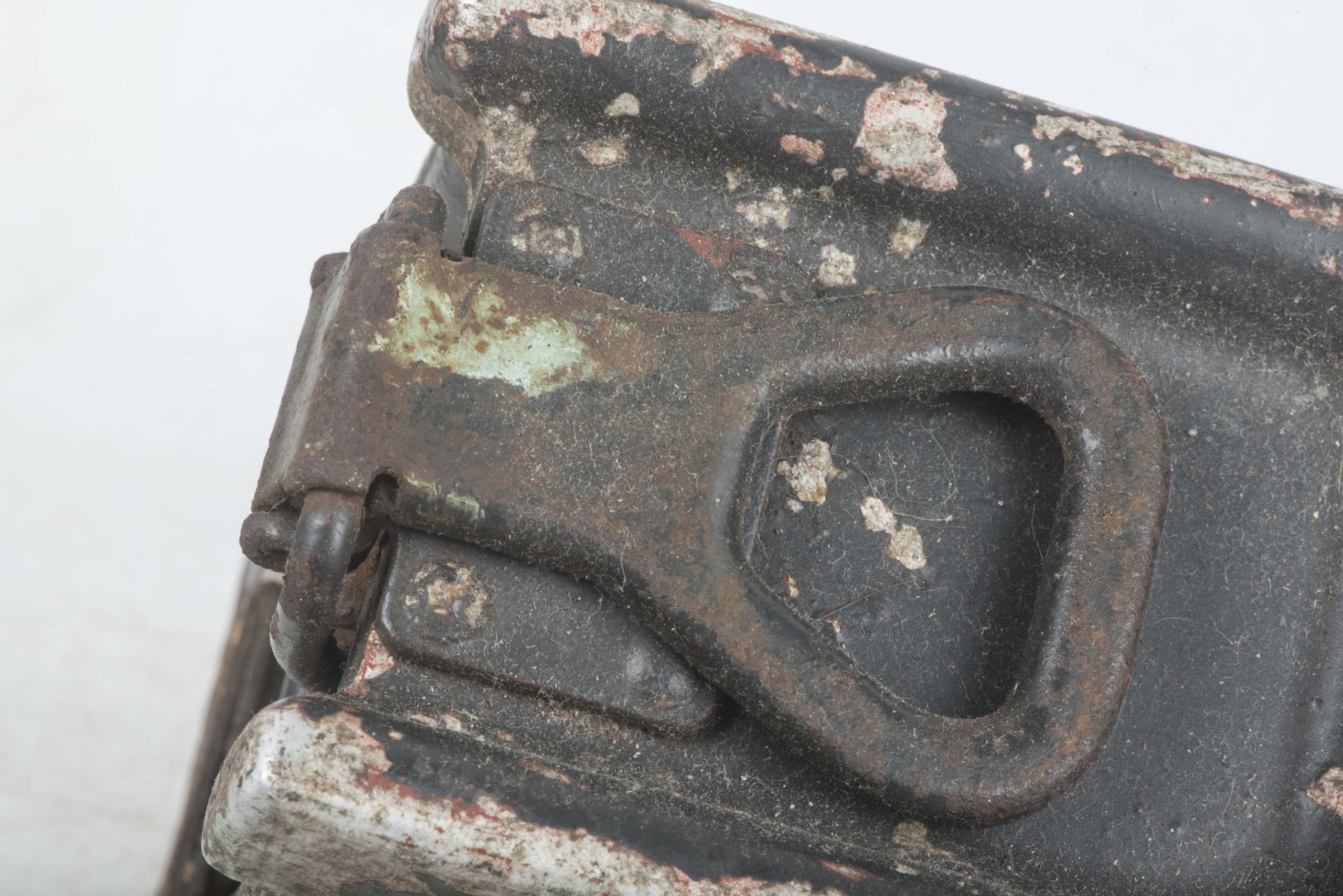 Aluminium MG34 u. MG42 ammunition case in factory two tone camouflage — image 15