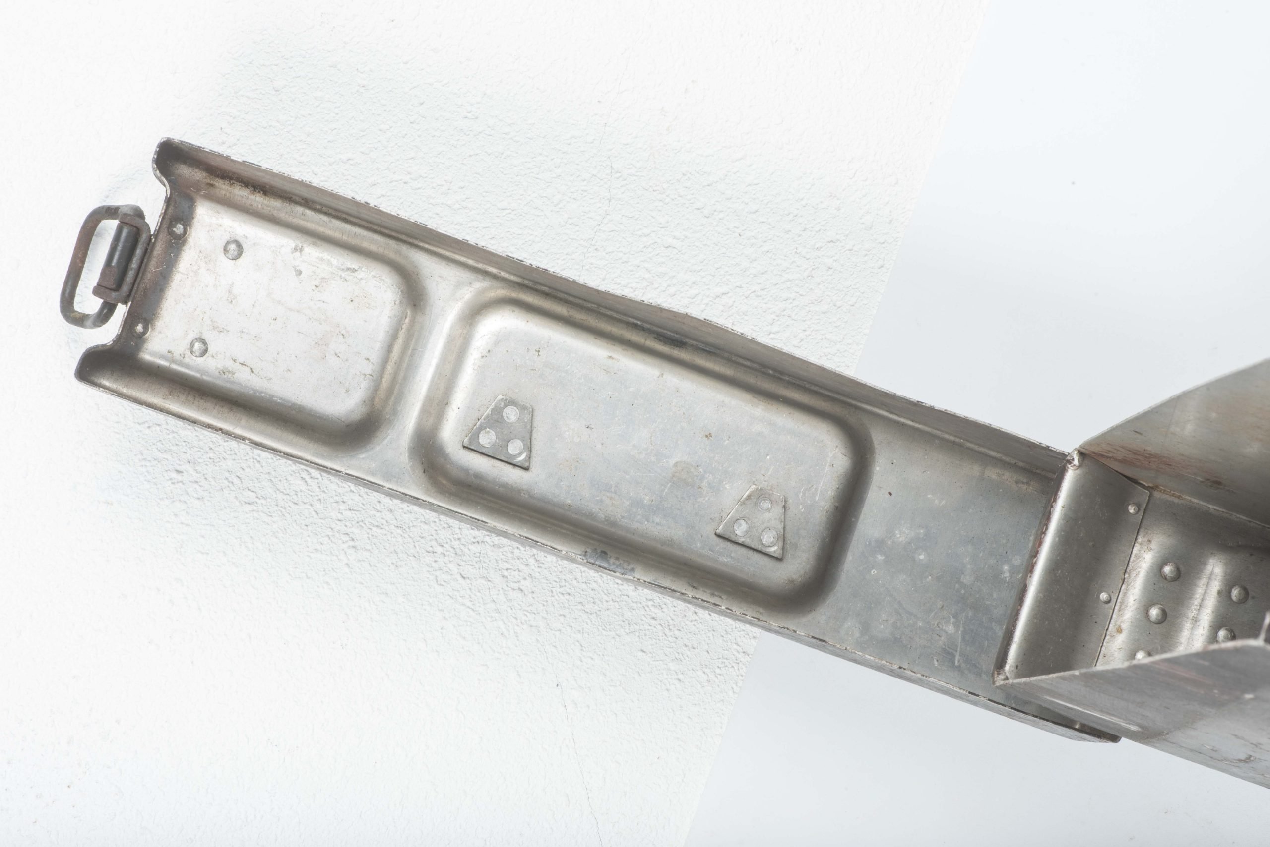 Aluminium MG34 u. MG42 ammunition case in factory two tone camouflage — image 16