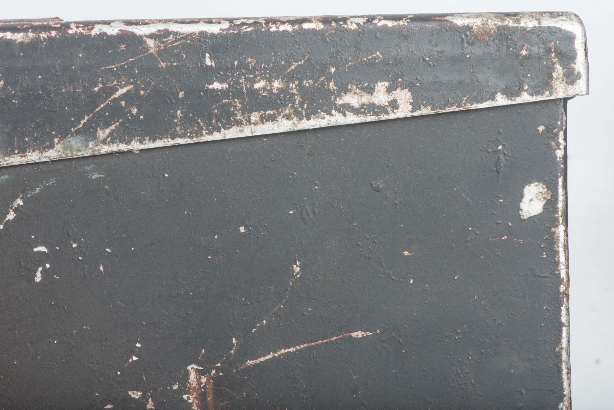 Aluminium MG34 u. MG42 ammunition case in factory two tone camouflage — image 4