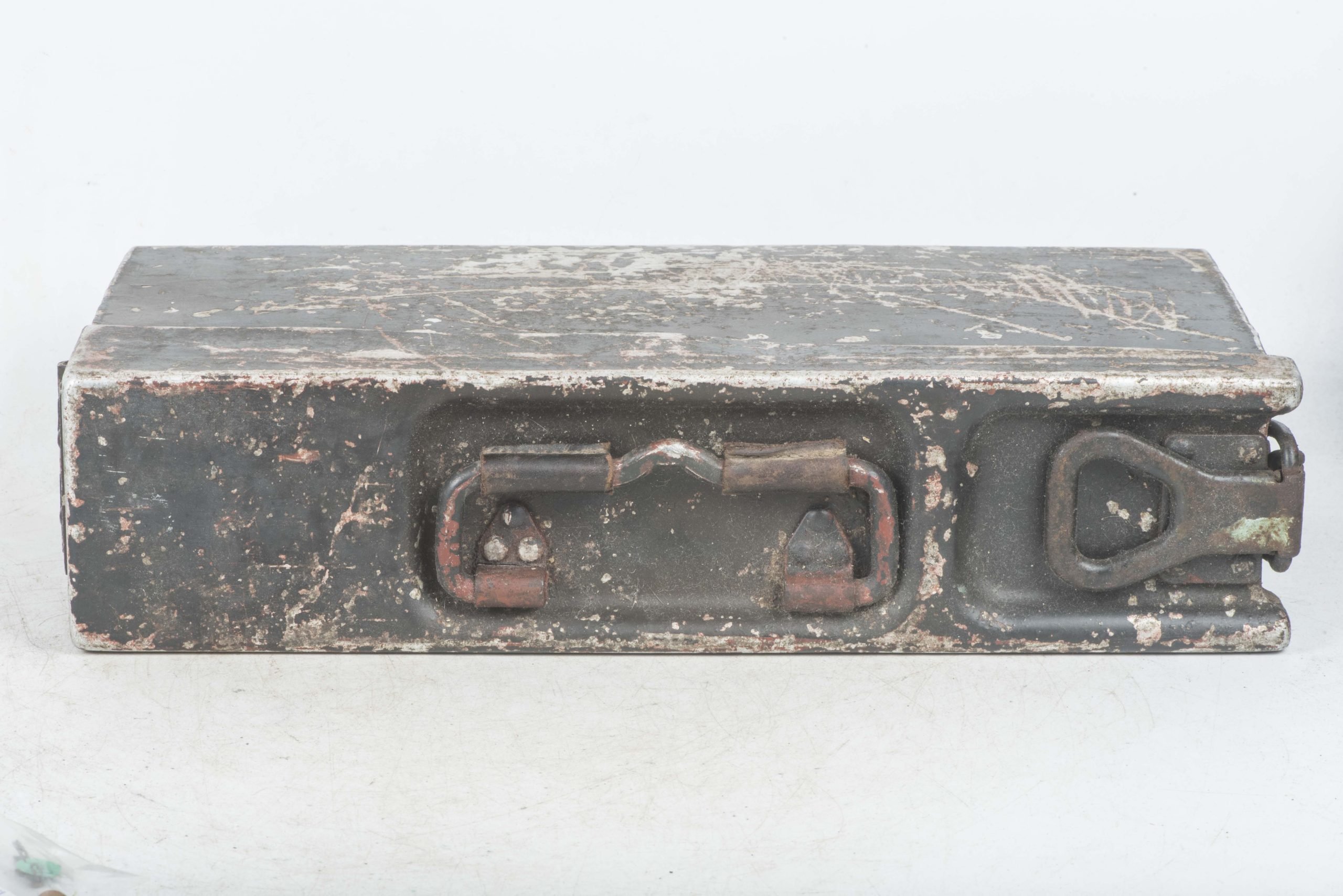 Aluminium MG34 u. MG42 ammunition case in factory two tone camouflage — image 6