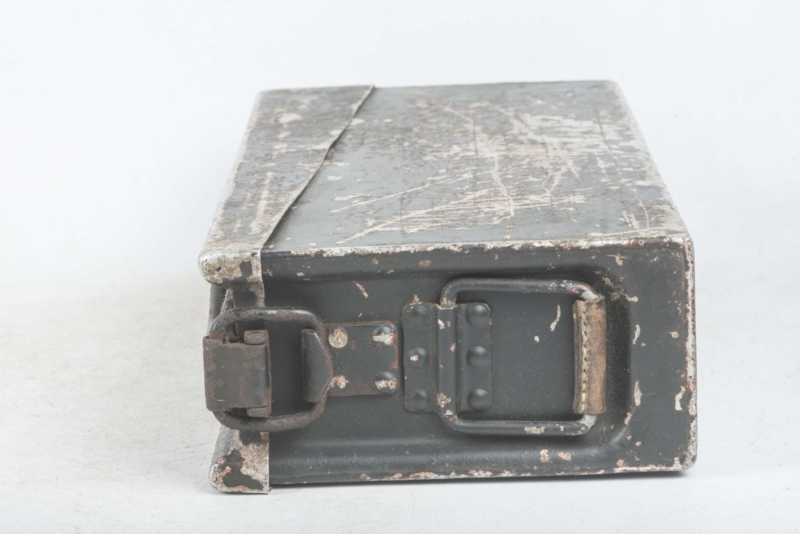 Aluminium MG34 u. MG42 ammunition case in factory two tone camouflage — image 9