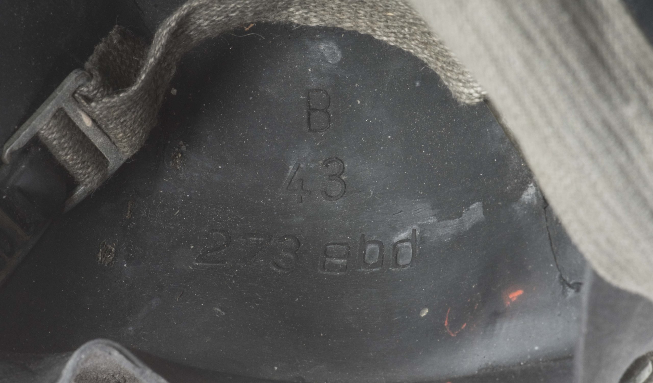 Unissued black rubber M38 gasmask marked flr 42 size 3 — image 10