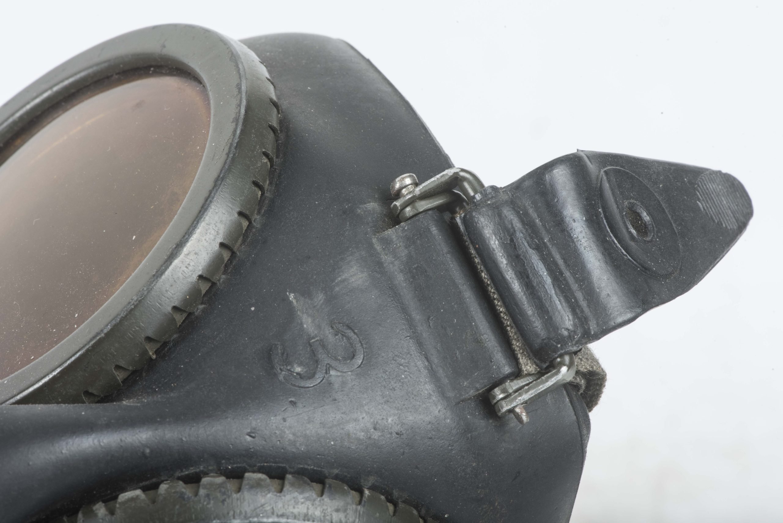 Unissued black rubber M38 gasmask marked flr 42 size 3 — image 3