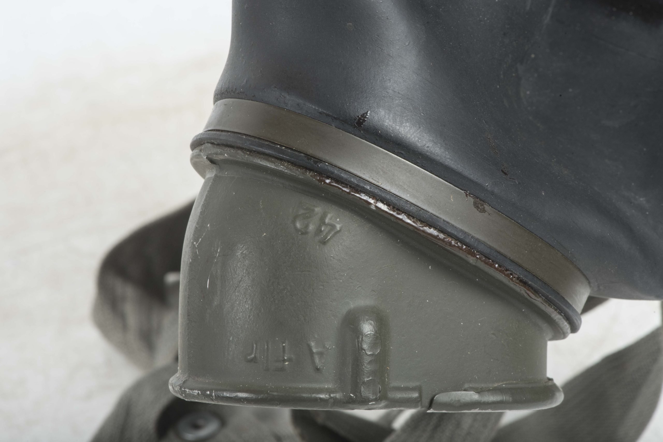 Unissued black rubber M38 gasmask marked flr 42 size 3 — image 4