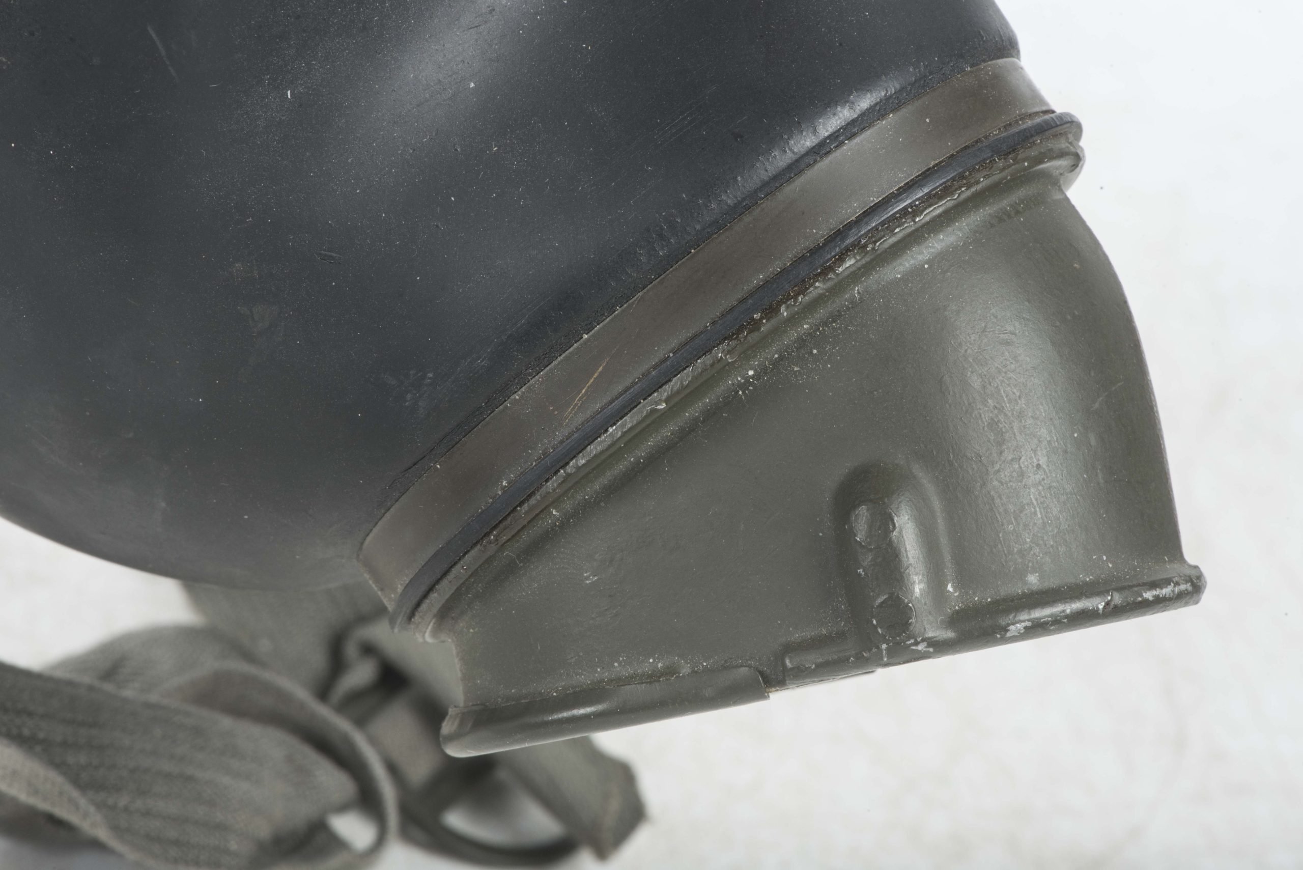 Unissued black rubber M38 gasmask marked flr 42 size 3 — image 5