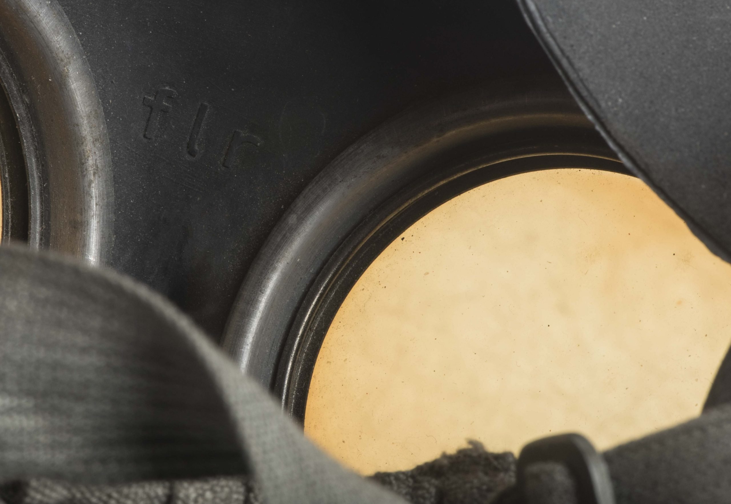 Unissued black rubber M38 gasmask marked flr 42 size 3 — image 7