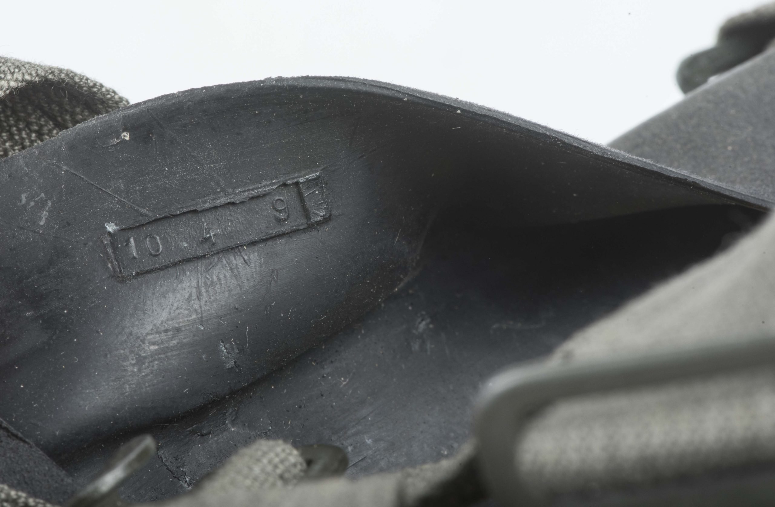 Unissued black rubber M38 gasmask marked flr 42 size 3 — image 8