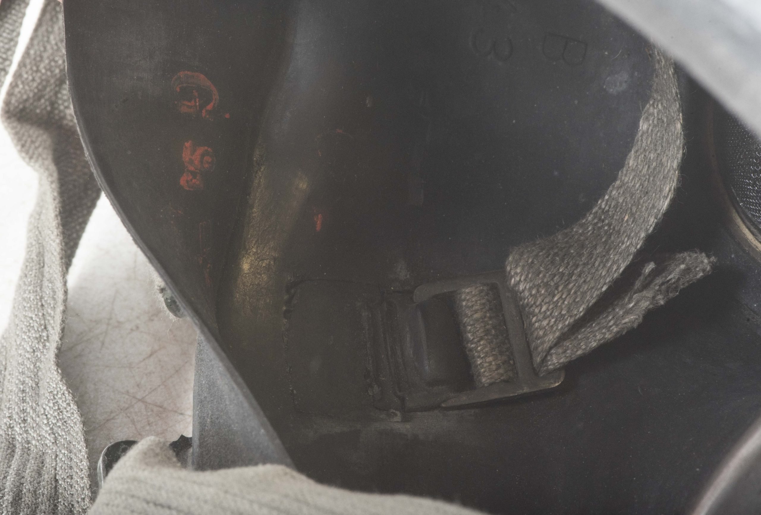 Unissued black rubber M38 gasmask marked flr 42 size 3 — image 9