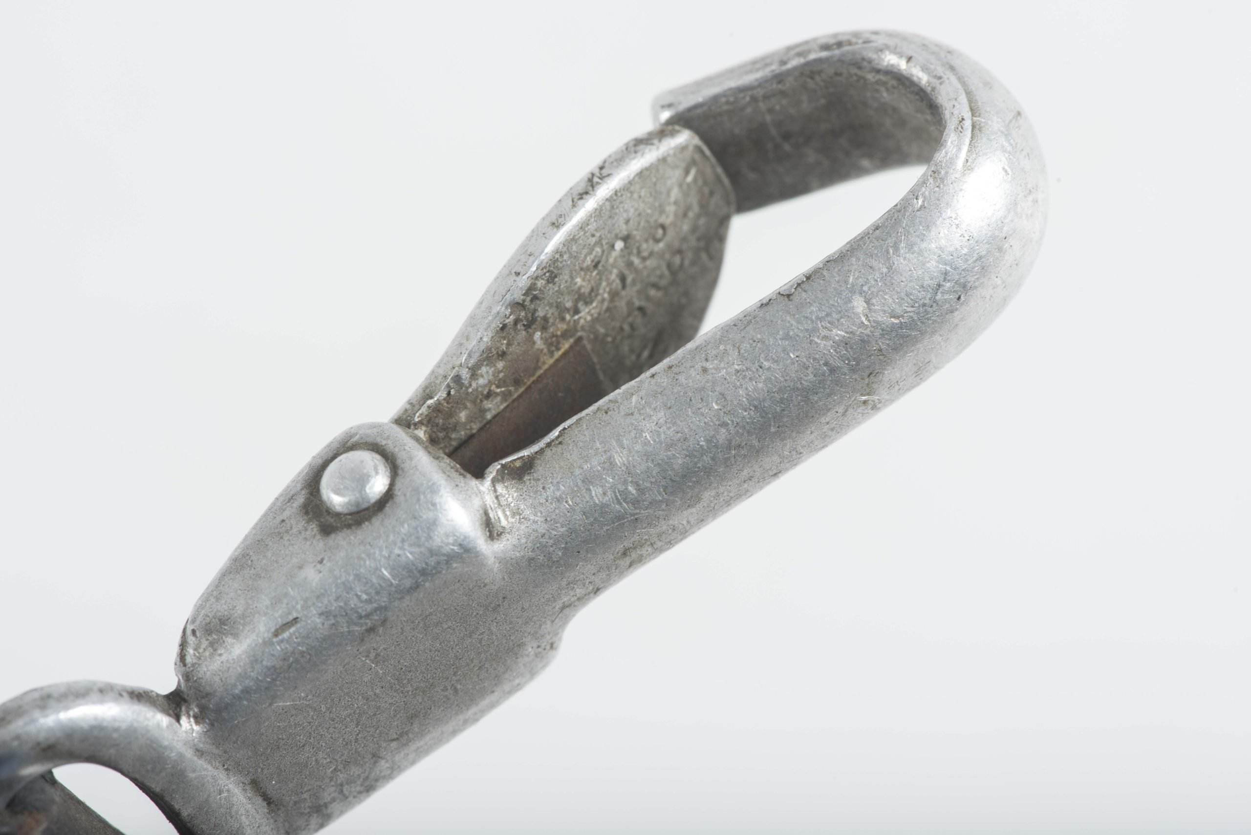 Rare 1 liter Gebirgsjäger canteen clip marked HRE 39 DRGM — image 3
