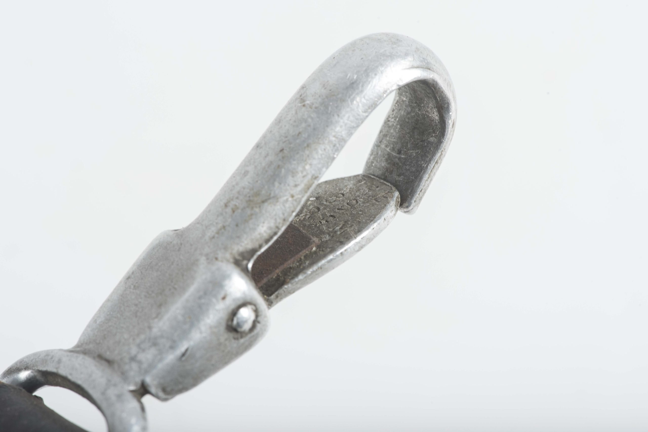 Rare 1 liter Gebirgsjäger canteen clip marked HRE 39 DRGM — image 4