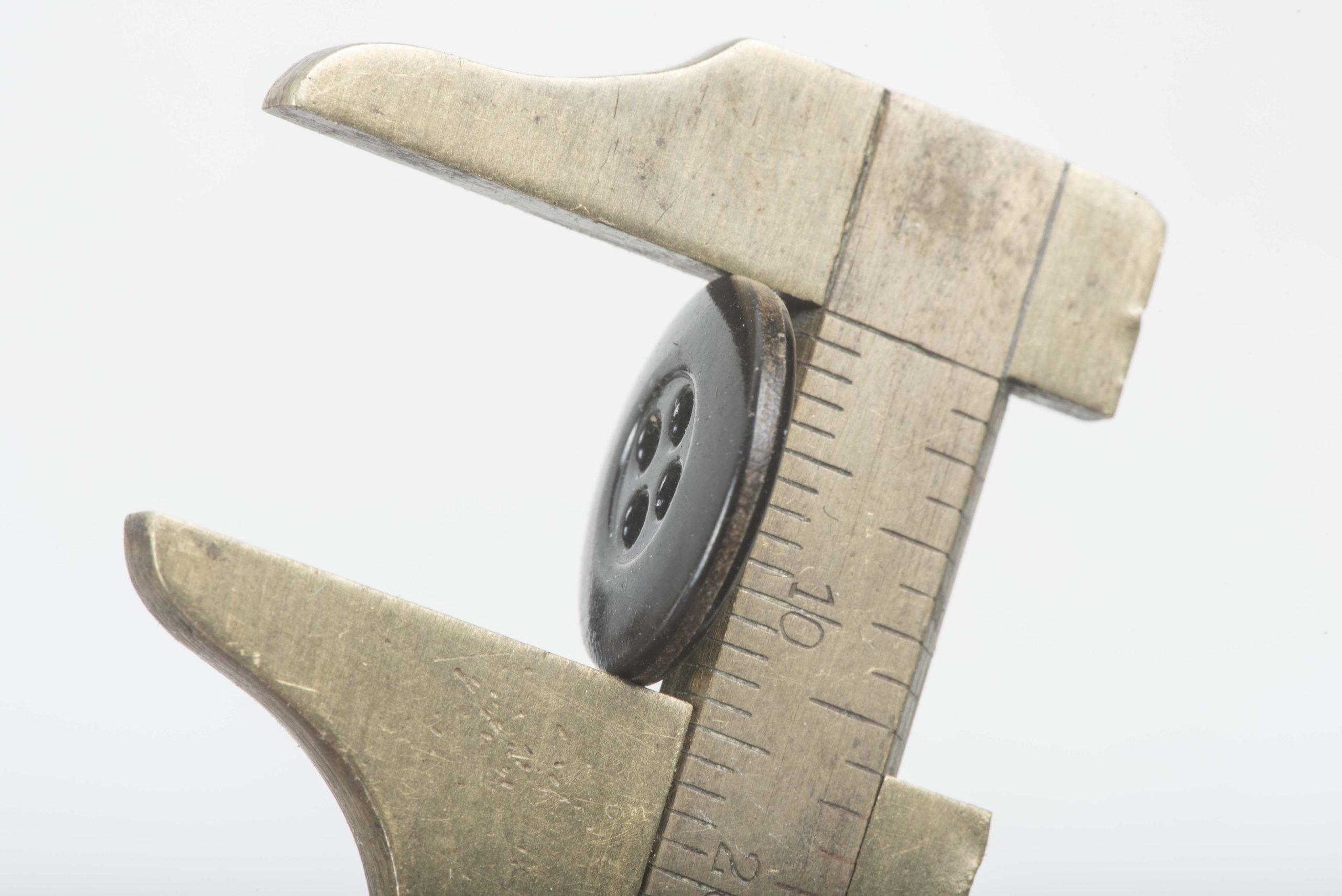 1x Black phenolic button for wraps and trousers 15 mm — image 2