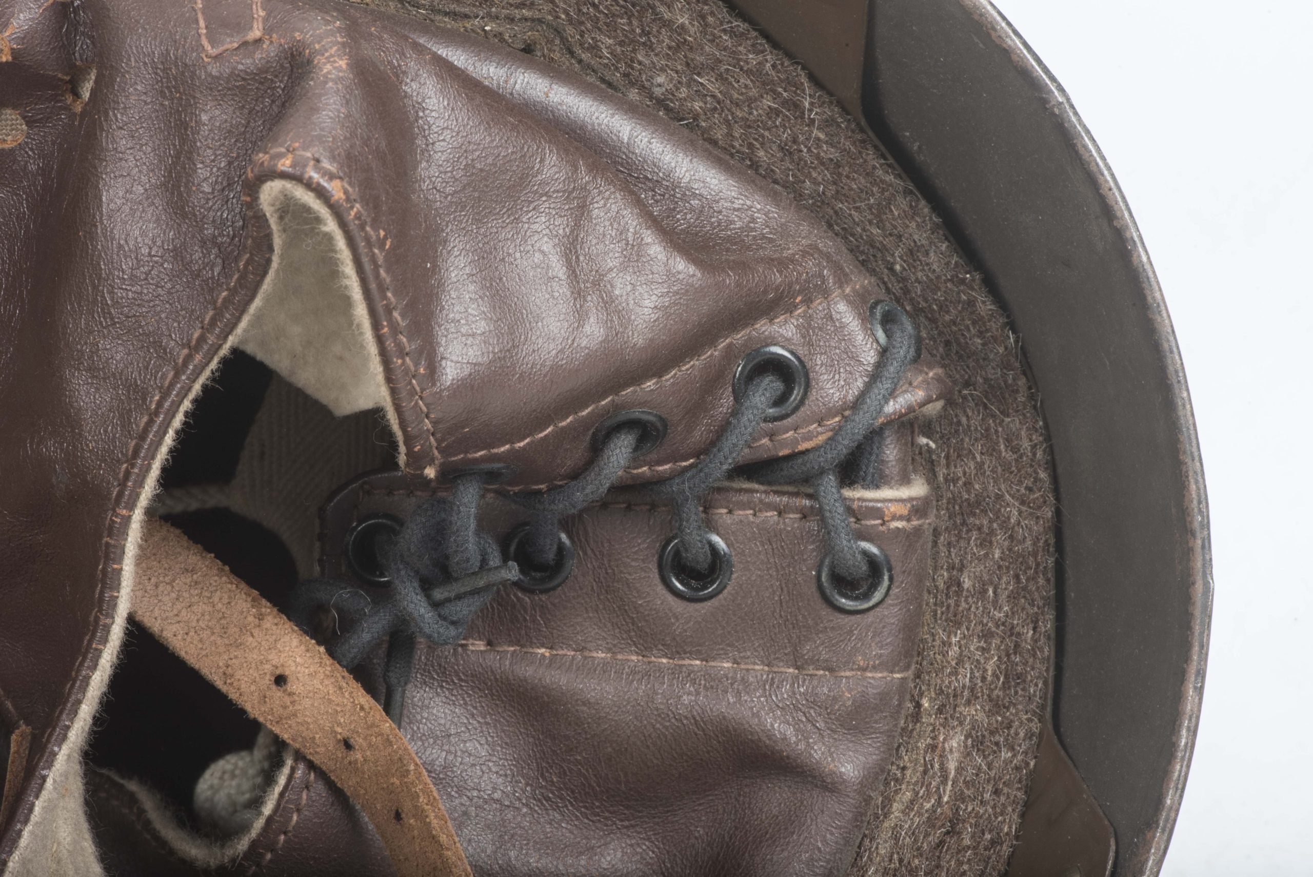 British dispatch rider helmet marked BMB 1945 size 7 — image 9