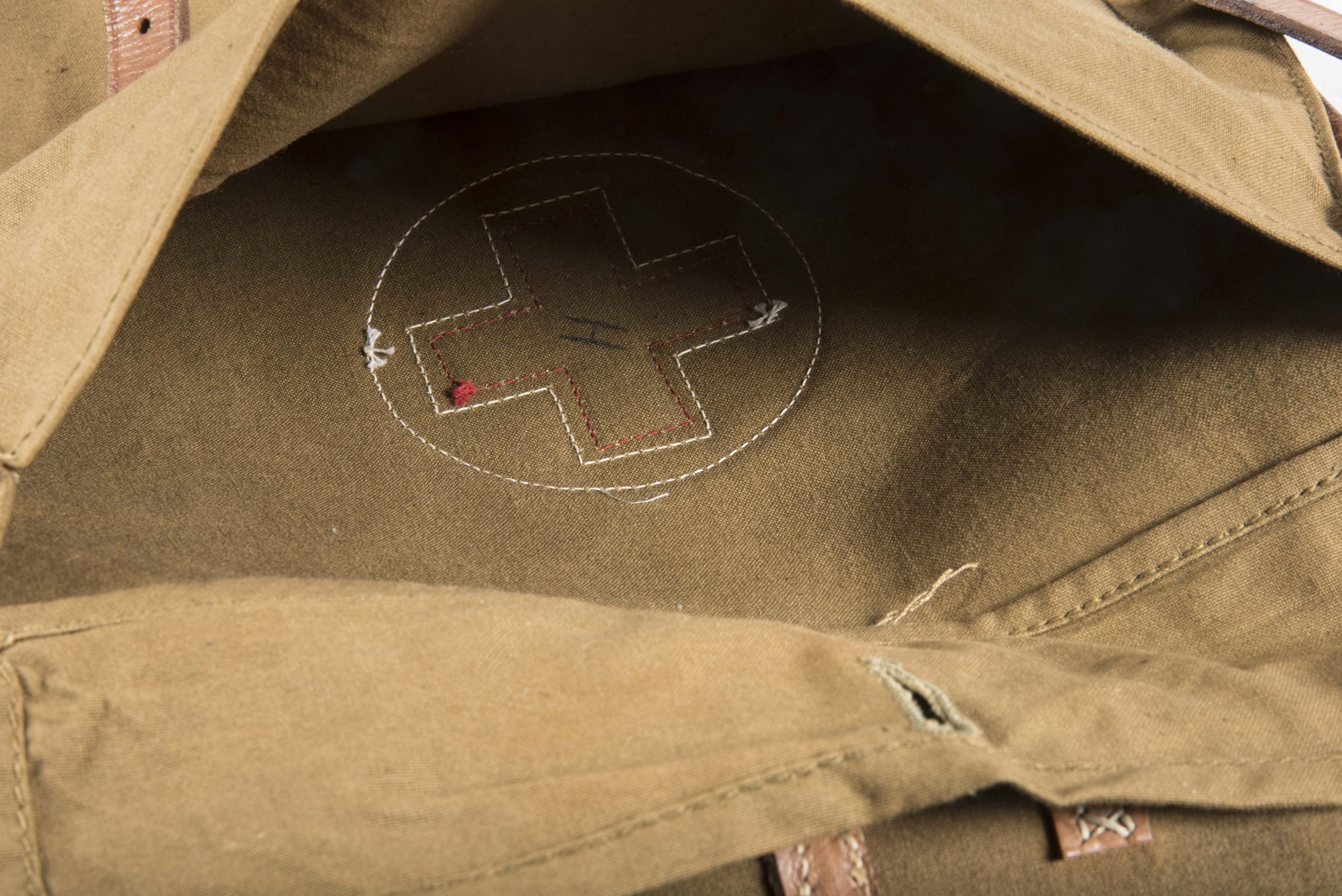 Rare heer Sanitäter Tornister marked Gebr. Krüger Breslau 1940 — image 7