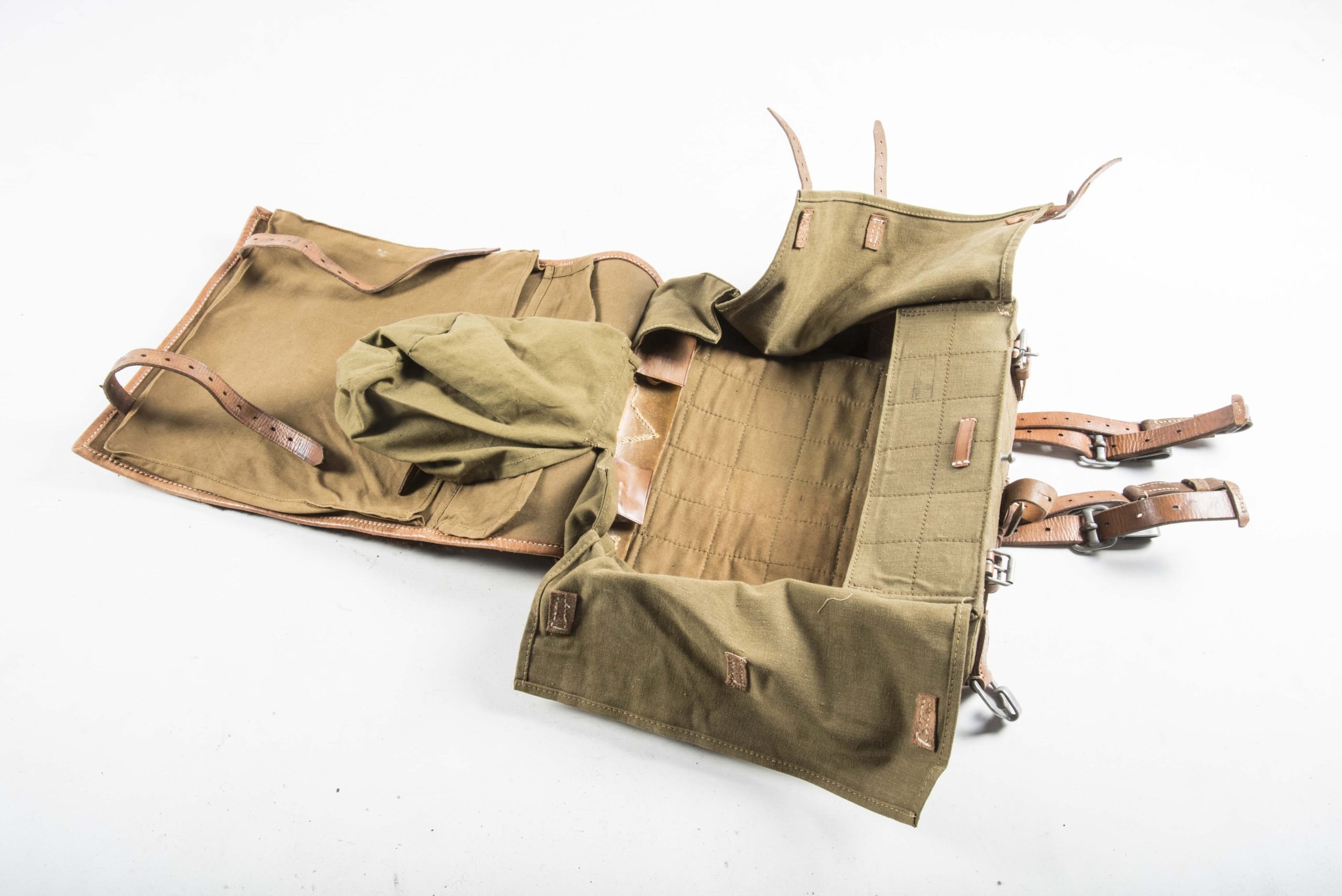 Rare heer Sanitäter Tornister marked Gebr. Krüger Breslau 1940 — image 10