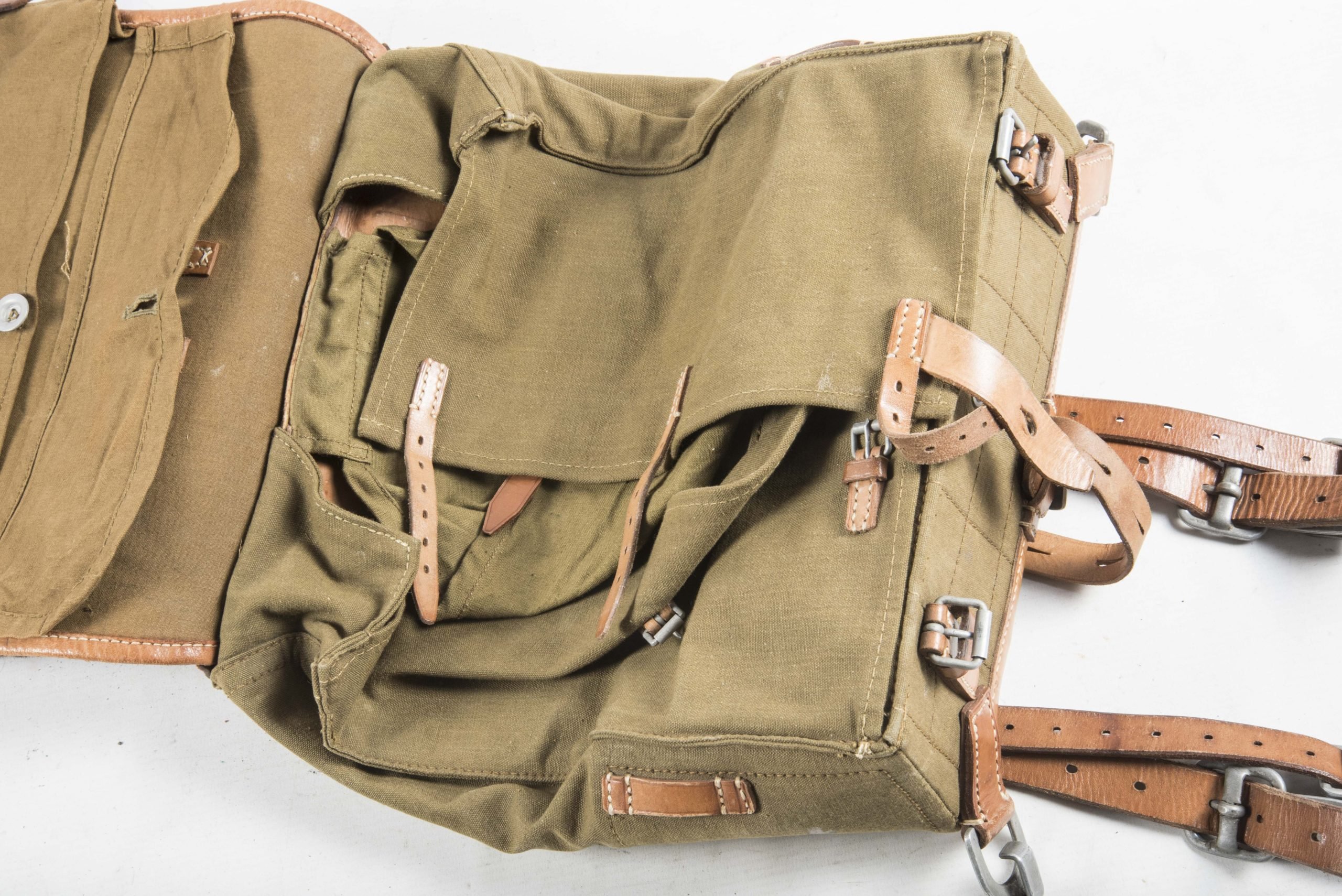 Rare heer Sanitäter Tornister marked Gebr. Krüger Breslau 1940 — image 11