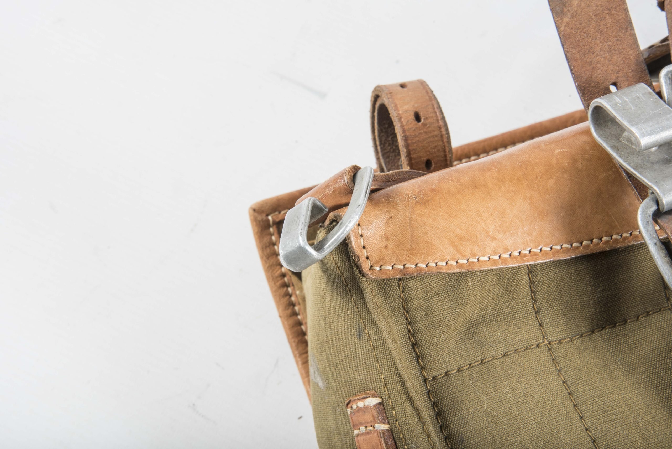 Rare heer Sanitäter Tornister marked Gebr. Krüger Breslau 1940 — image 6