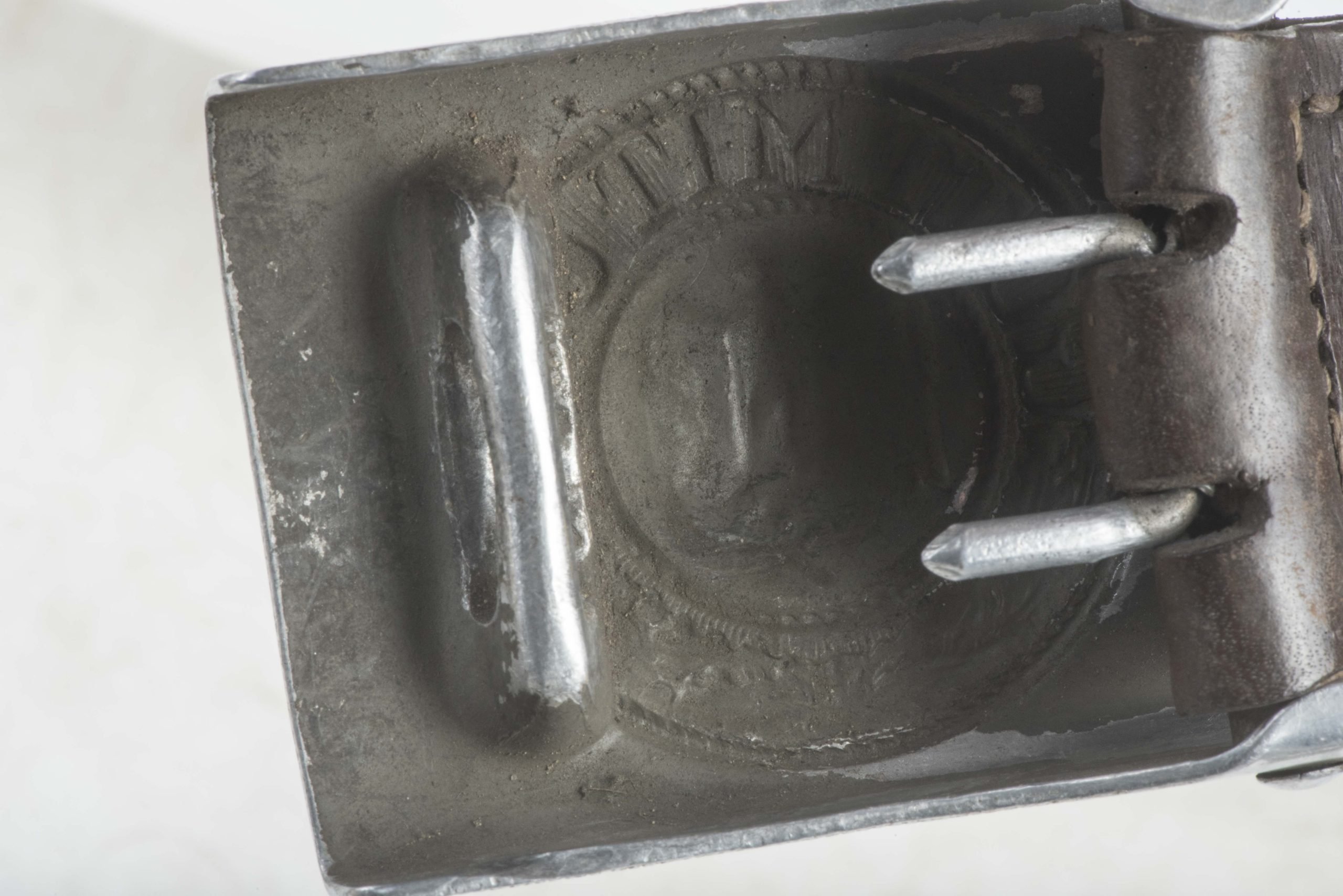 Tabbed aluminium Heer belt buckle marked Gebr. Kügel & Fink, Lüdenscheid 1937 — image 4