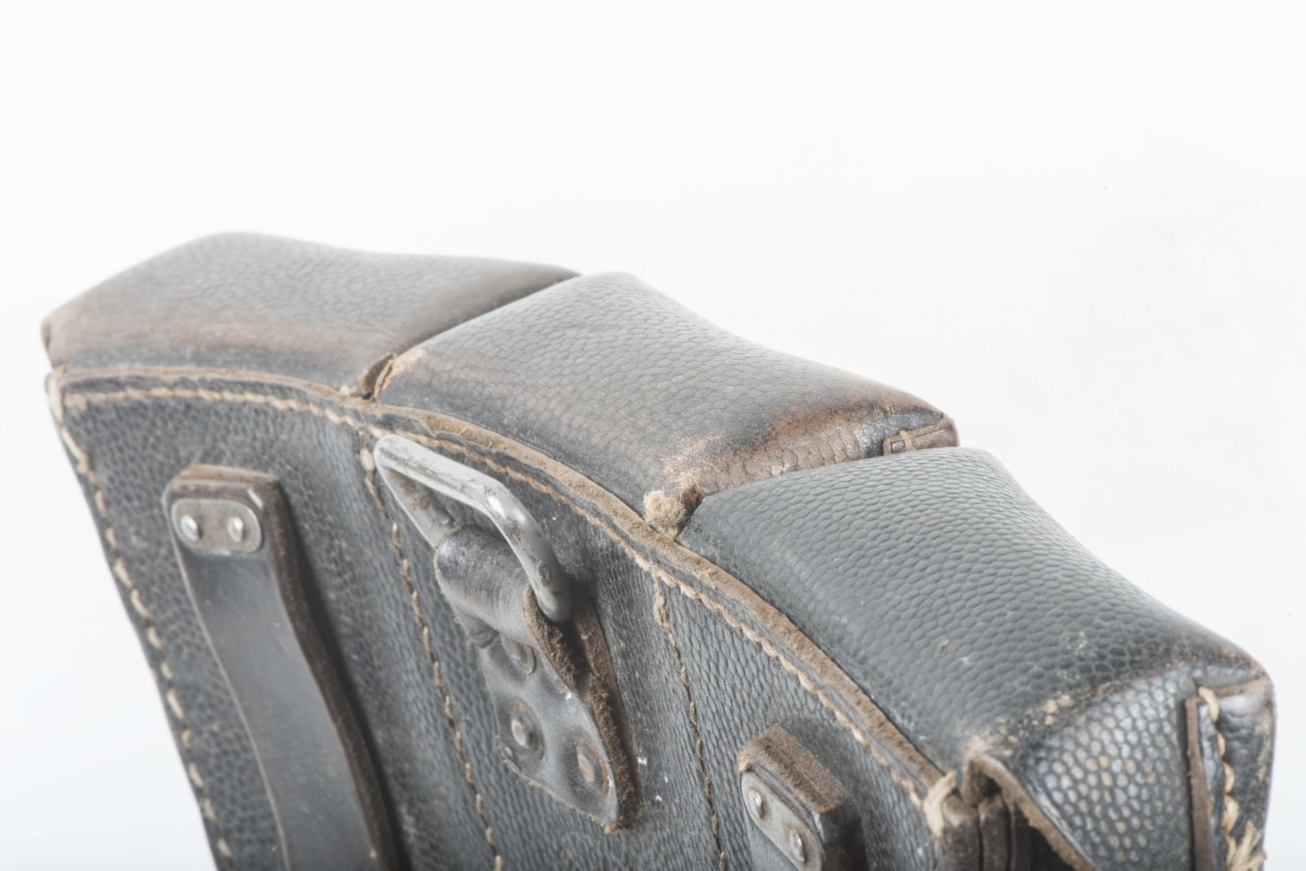 Rare riveted Kriegsmarine issue K98 ammunition pouch marked Lud. Krümm, Offenbach a. M. 1942 — image 2