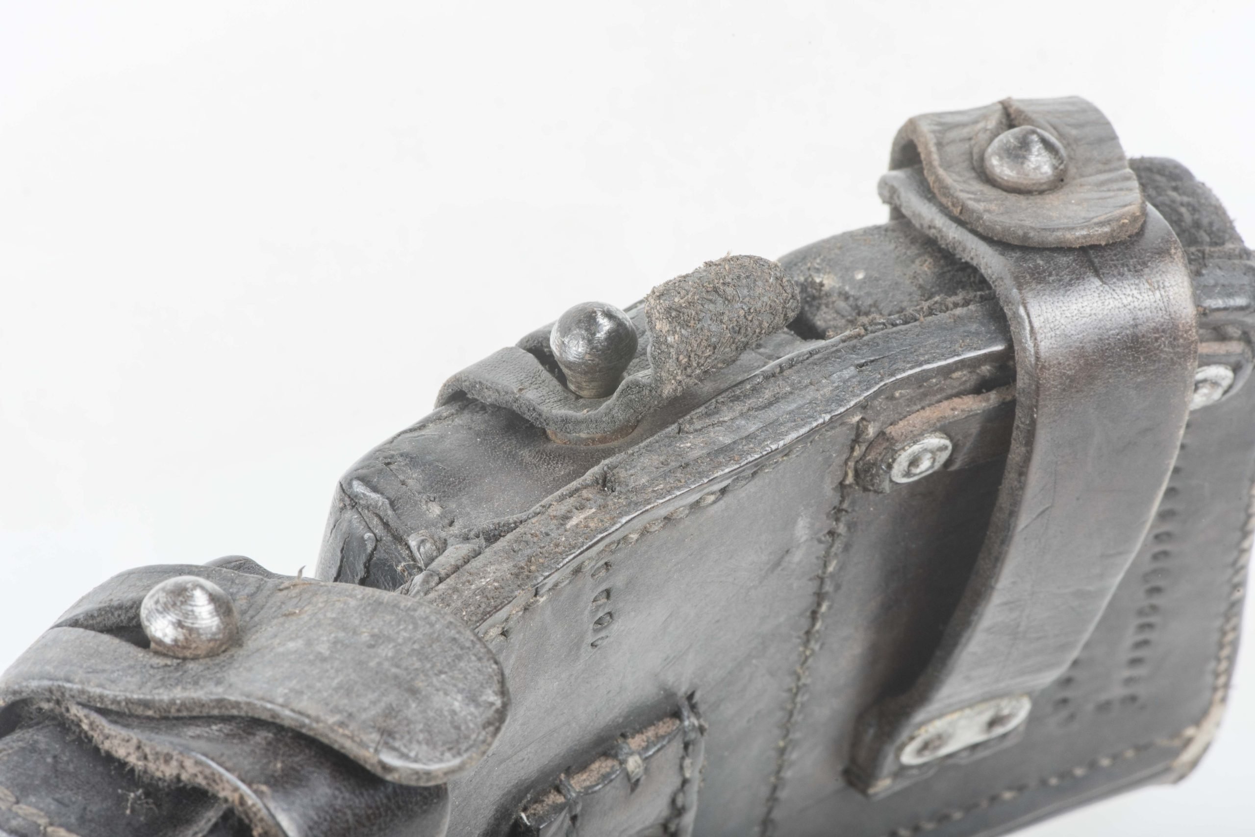 Interesting K98 ammunition pouch made from recycled leather — image 2