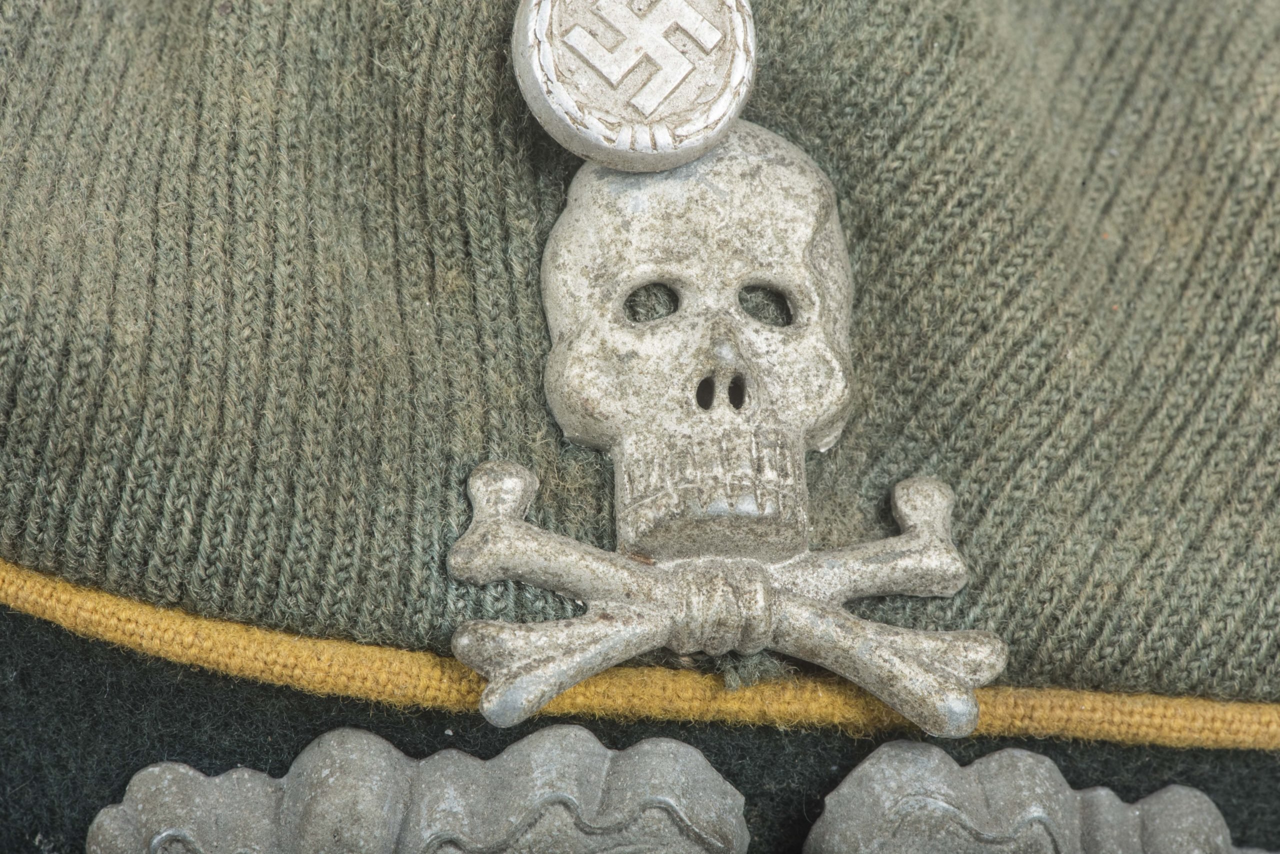 Heer EM / NCO crushed cavalry visor with skull — image 8
